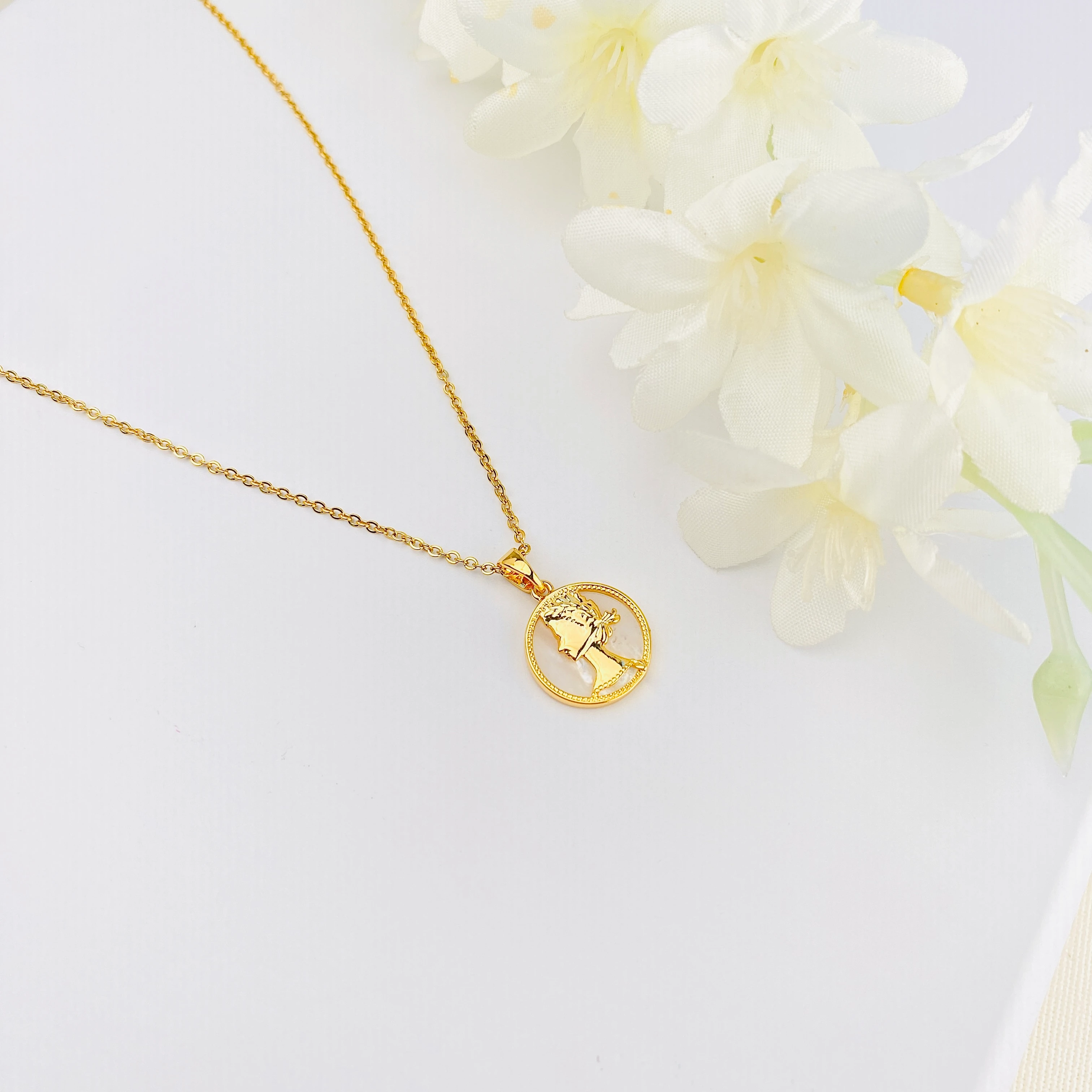 Kadın Kolye Kraliçe Madalyon Figürlü Altın Kaplama Gold 45cm