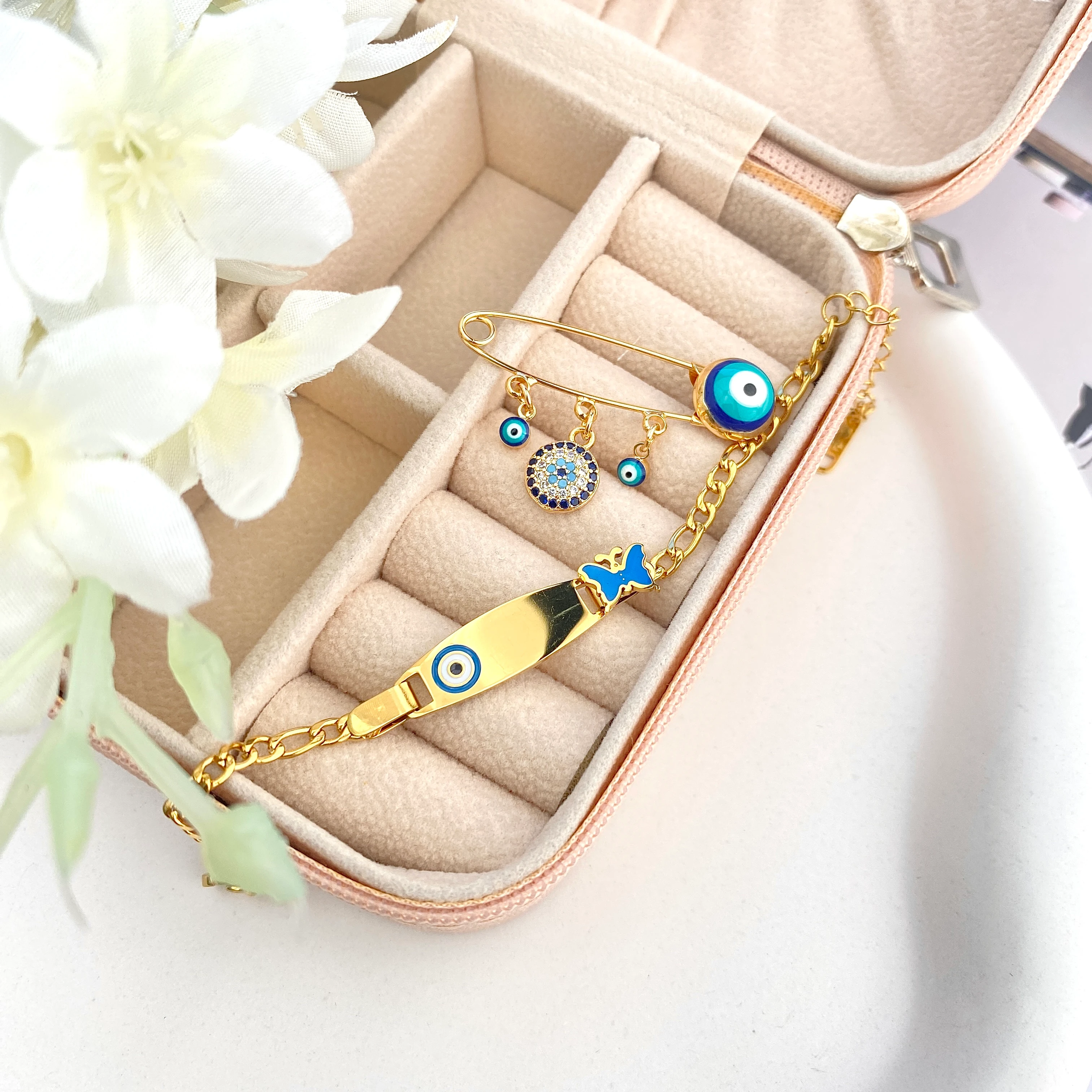 Bebek Hediyelik Bileklik Künye ve Yaka İğnesi Seti Nazar Maşallah Set