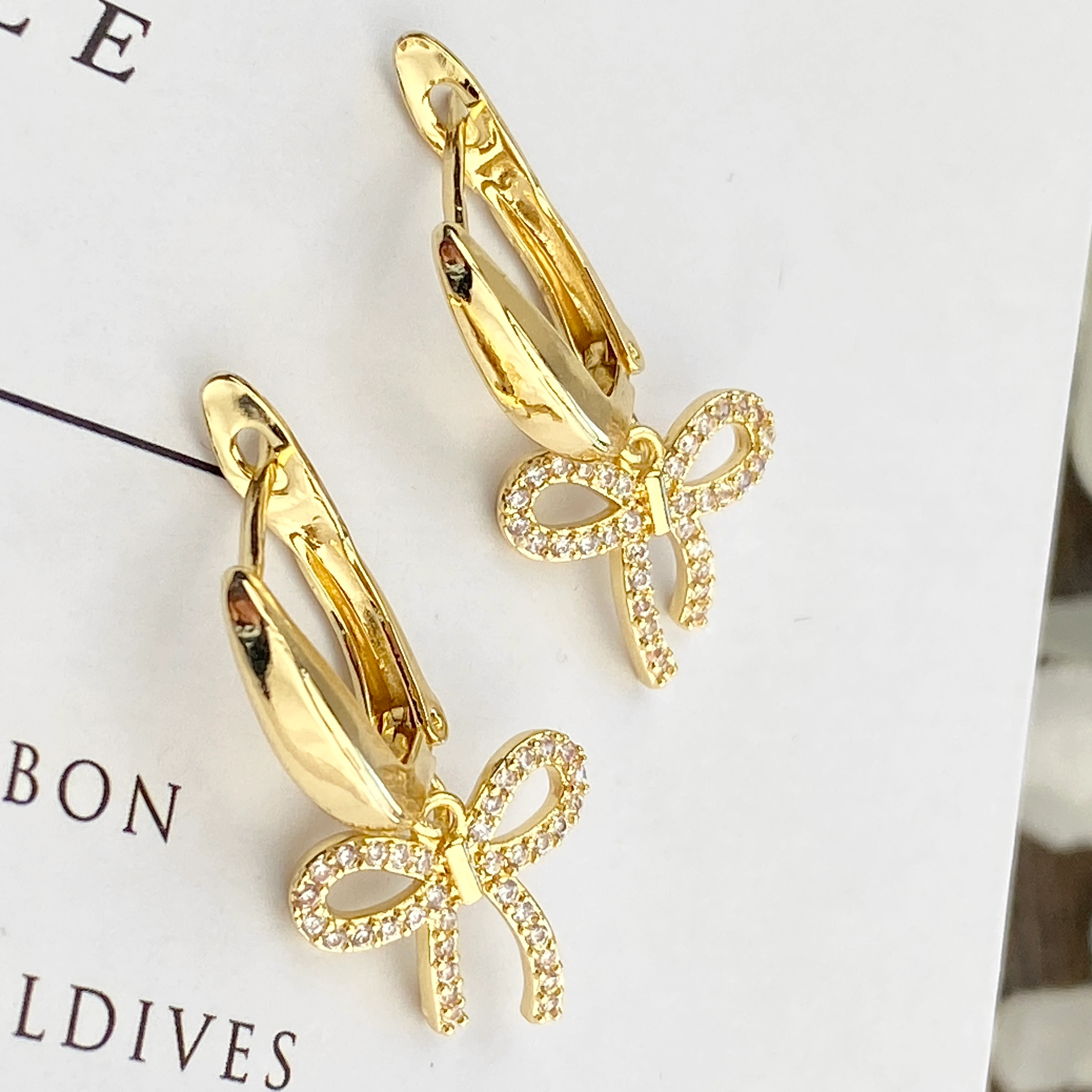 Fiyonk Küpe Sallantılı Zirkon Taşlı Çelik