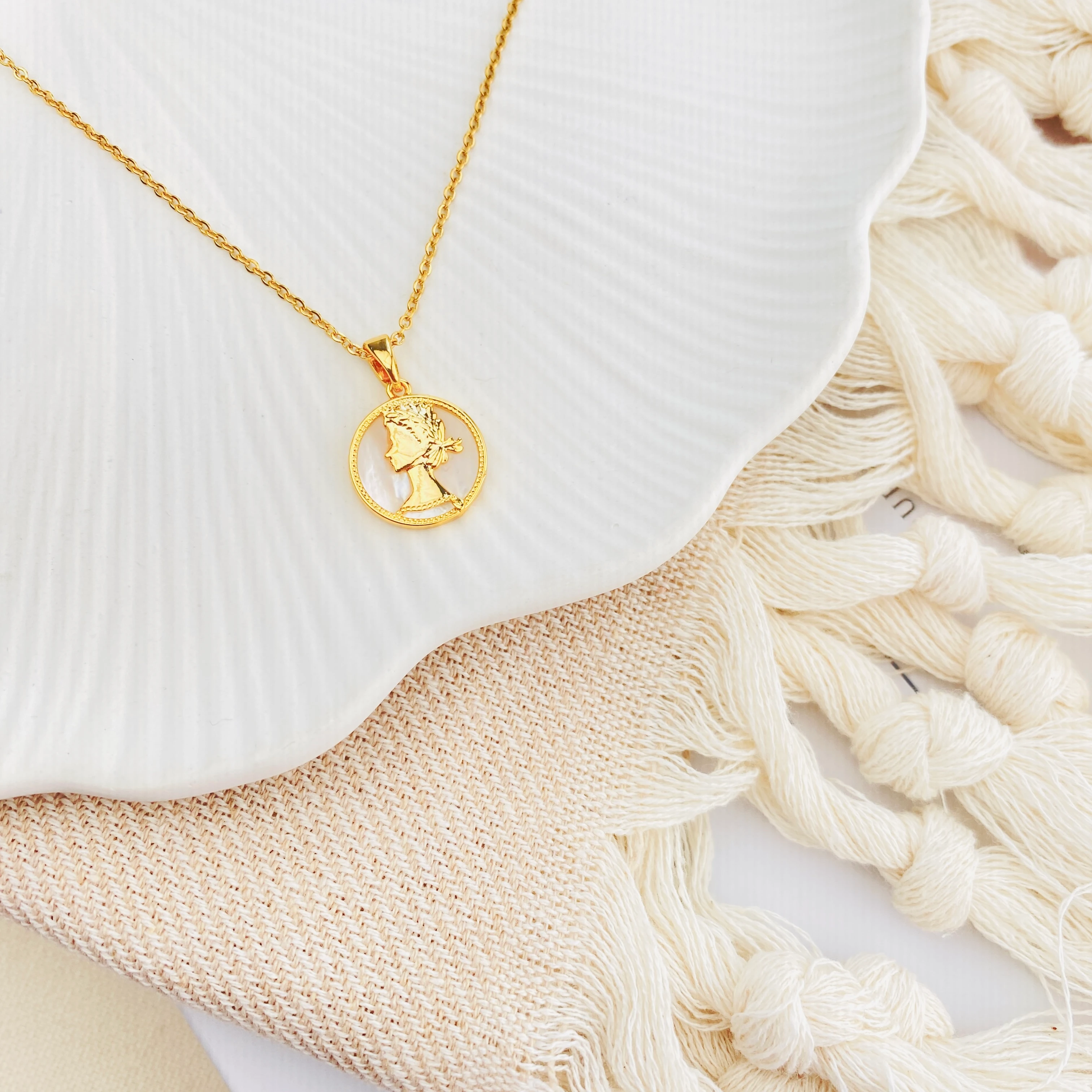 Kadın Kolye Kraliçe Madalyon Figürlü Altın Kaplama Gold 45cm