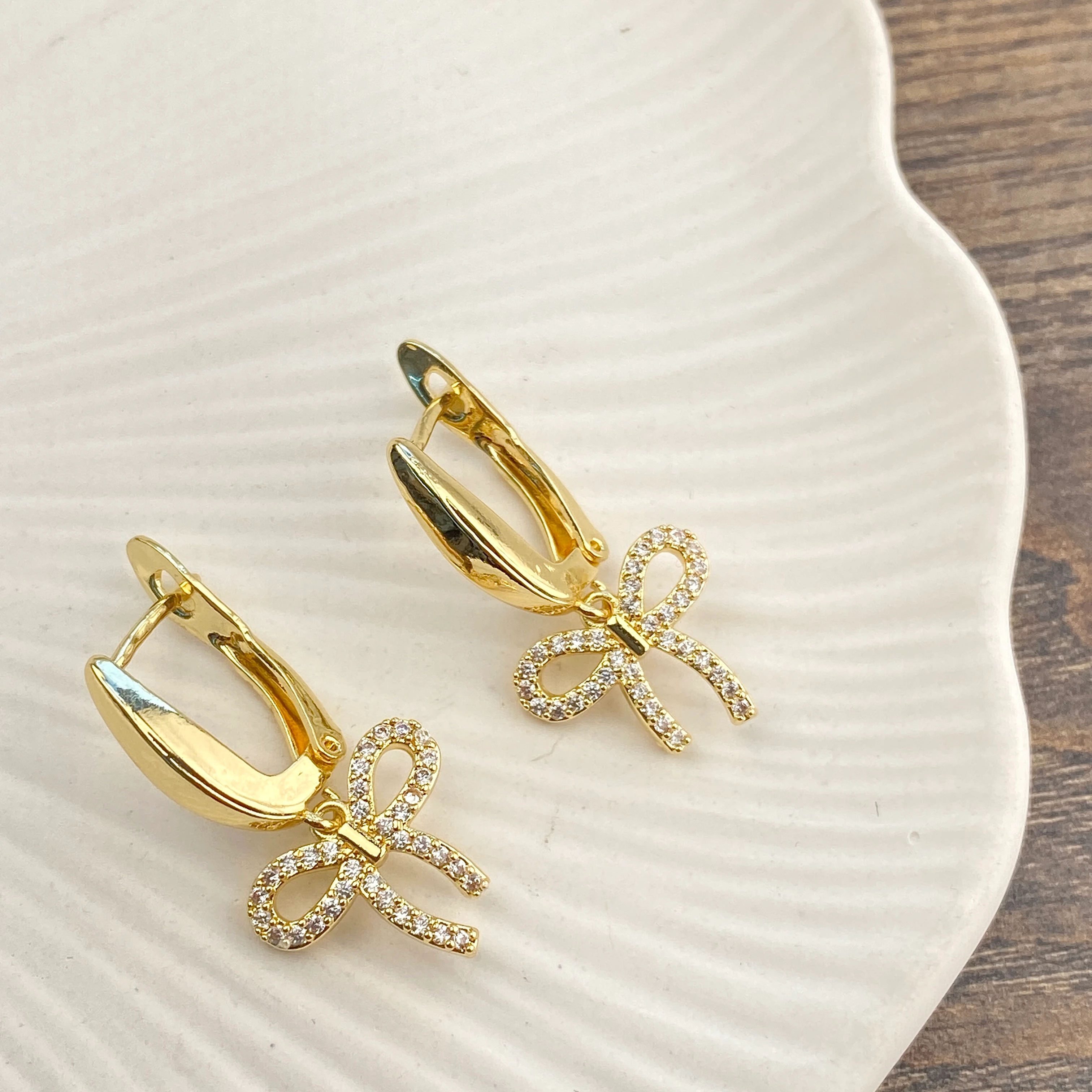 Fiyonk Küpe Sallantılı Zirkon Taşlı Çelik