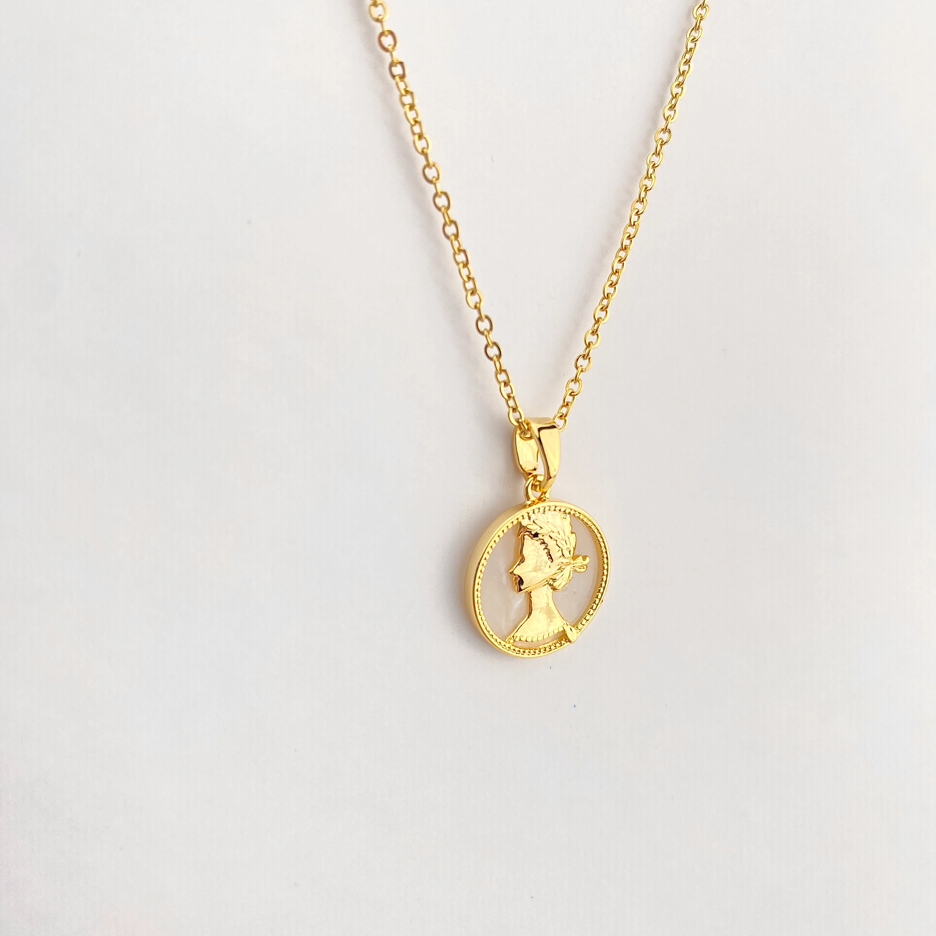 Kadın Kolye Kraliçe Madalyon Figürlü Altın Kaplama Gold 45cm