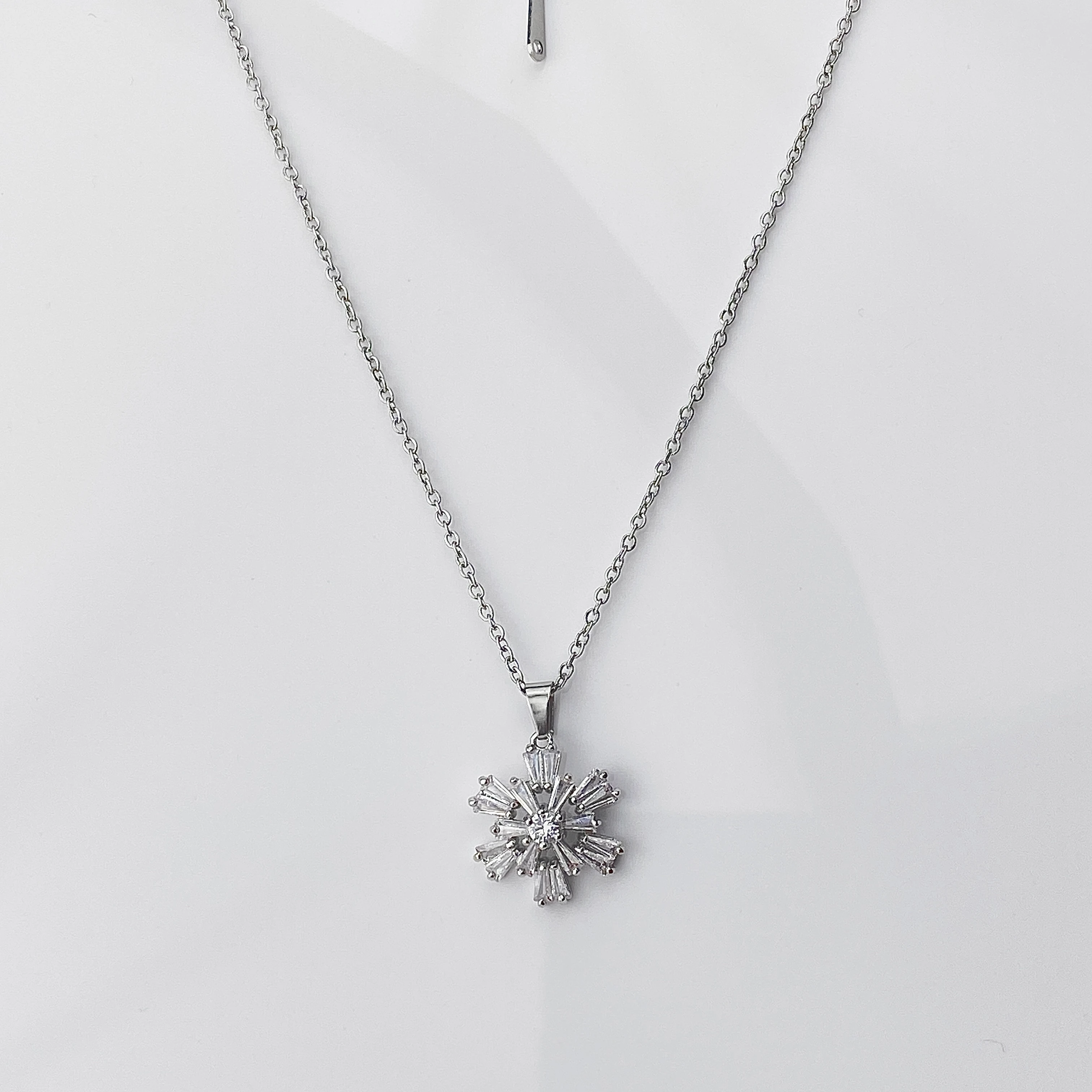 Kar Tanesi Kolye Baget Zirkon Taşlı Çelik Kolye