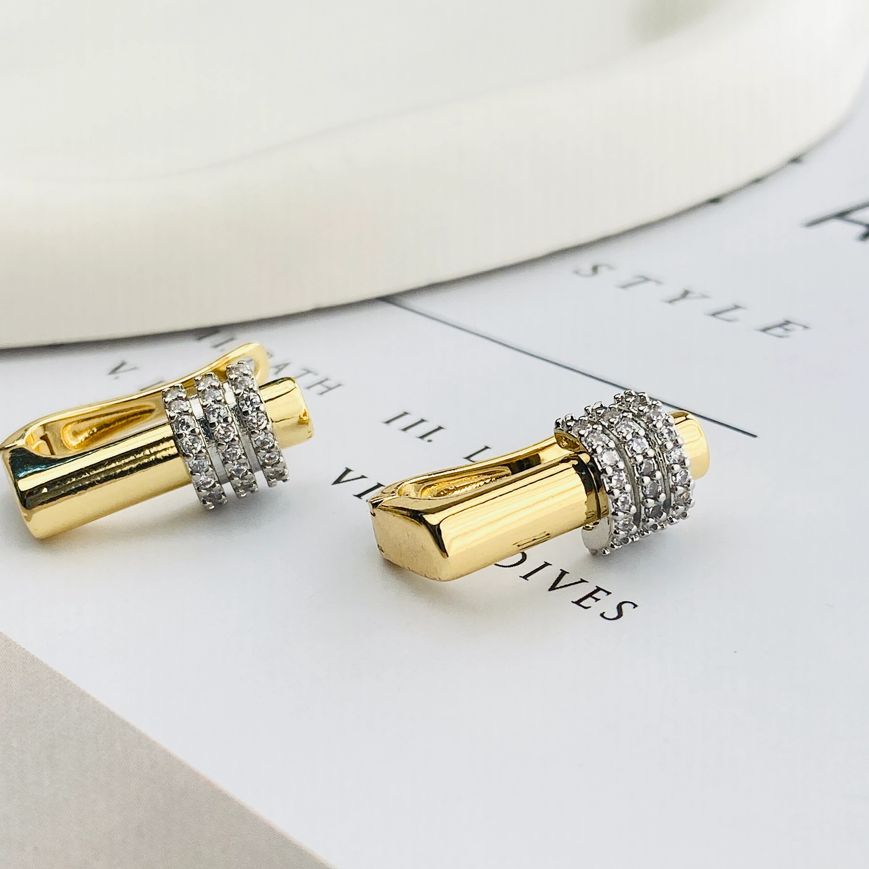 Kadın Küpe Trend Model Zirkon Taşlı Çelik Küpe Gold