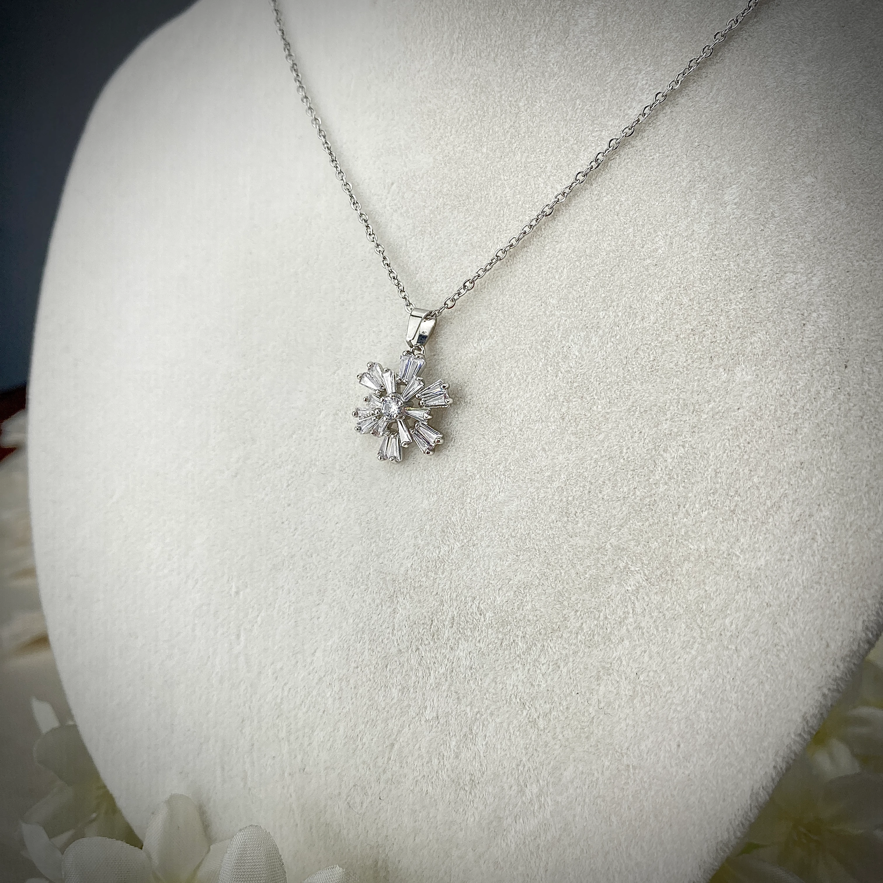 Kar Tanesi Kolye Baget Zirkon Taşlı Çelik Kolye