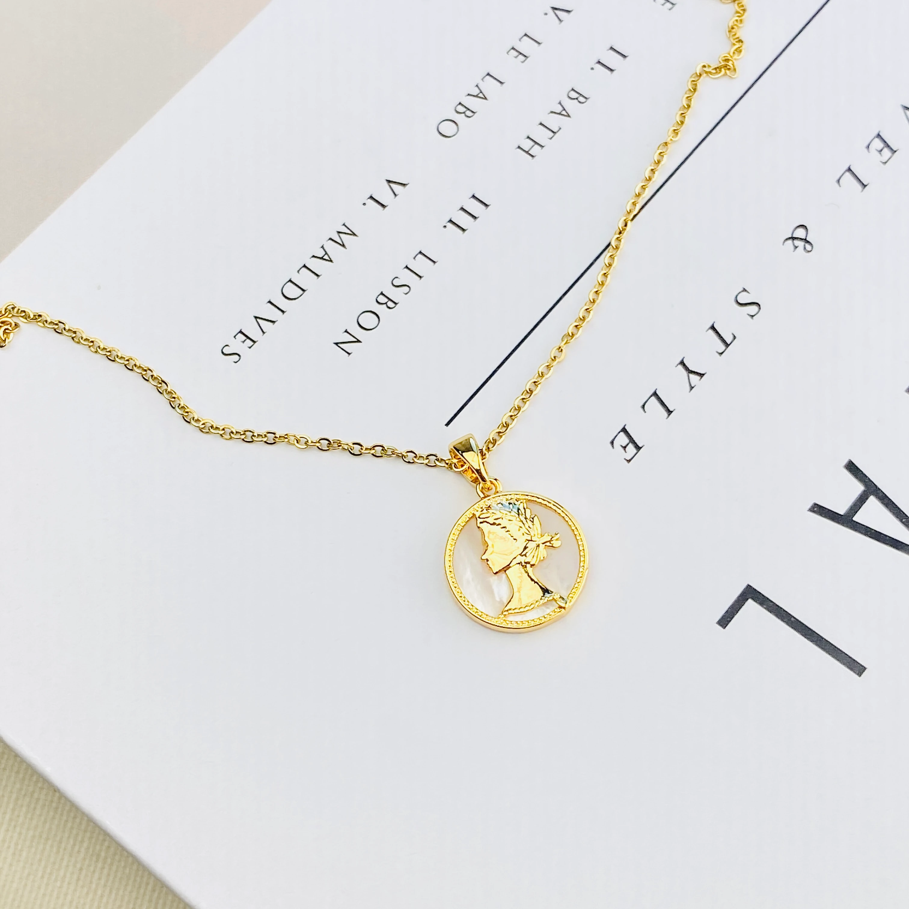 Kadın Kolye Kraliçe Madalyon Figürlü Altın Kaplama Gold 45cm