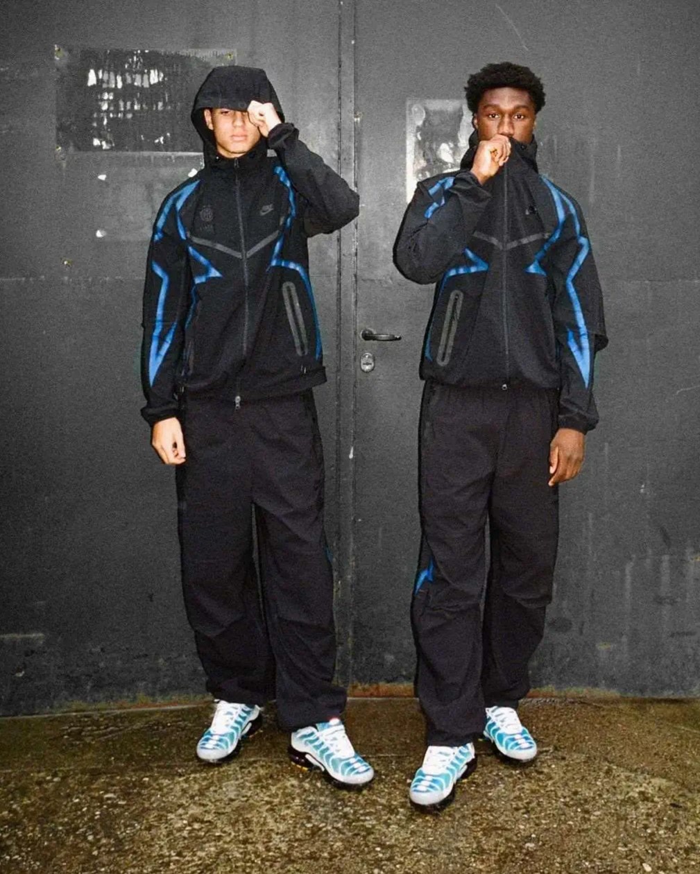 Nike Inter Milan 25/26 Tech Fleece Paraşüt Takım l N-1100 - SİYAH