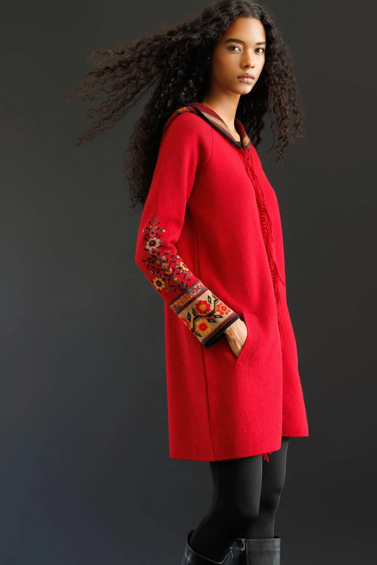 Kadın Kapüşonlu Kilim Jakarlı Püsküllü Yün Kaban 25056