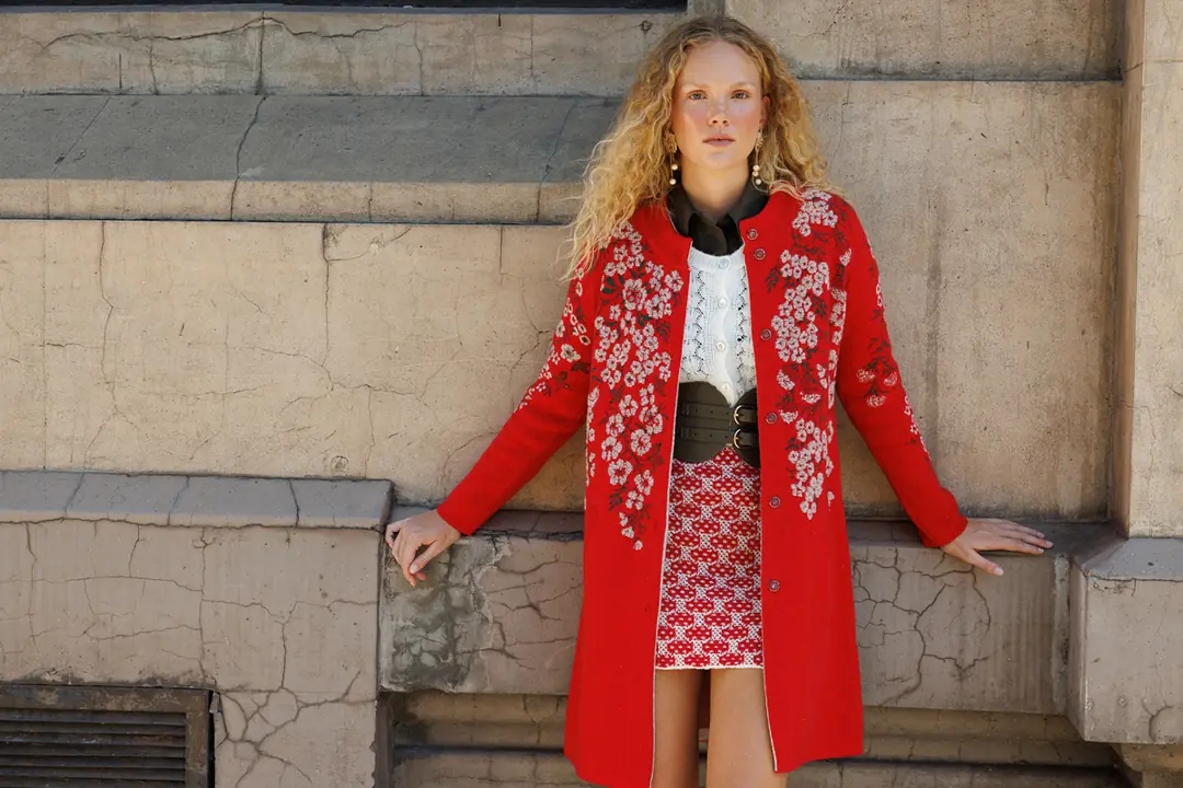 Kırmızı triko ceket ve desenli etek kombini ile kadın triko kombinleri 2026 stil önerisi
