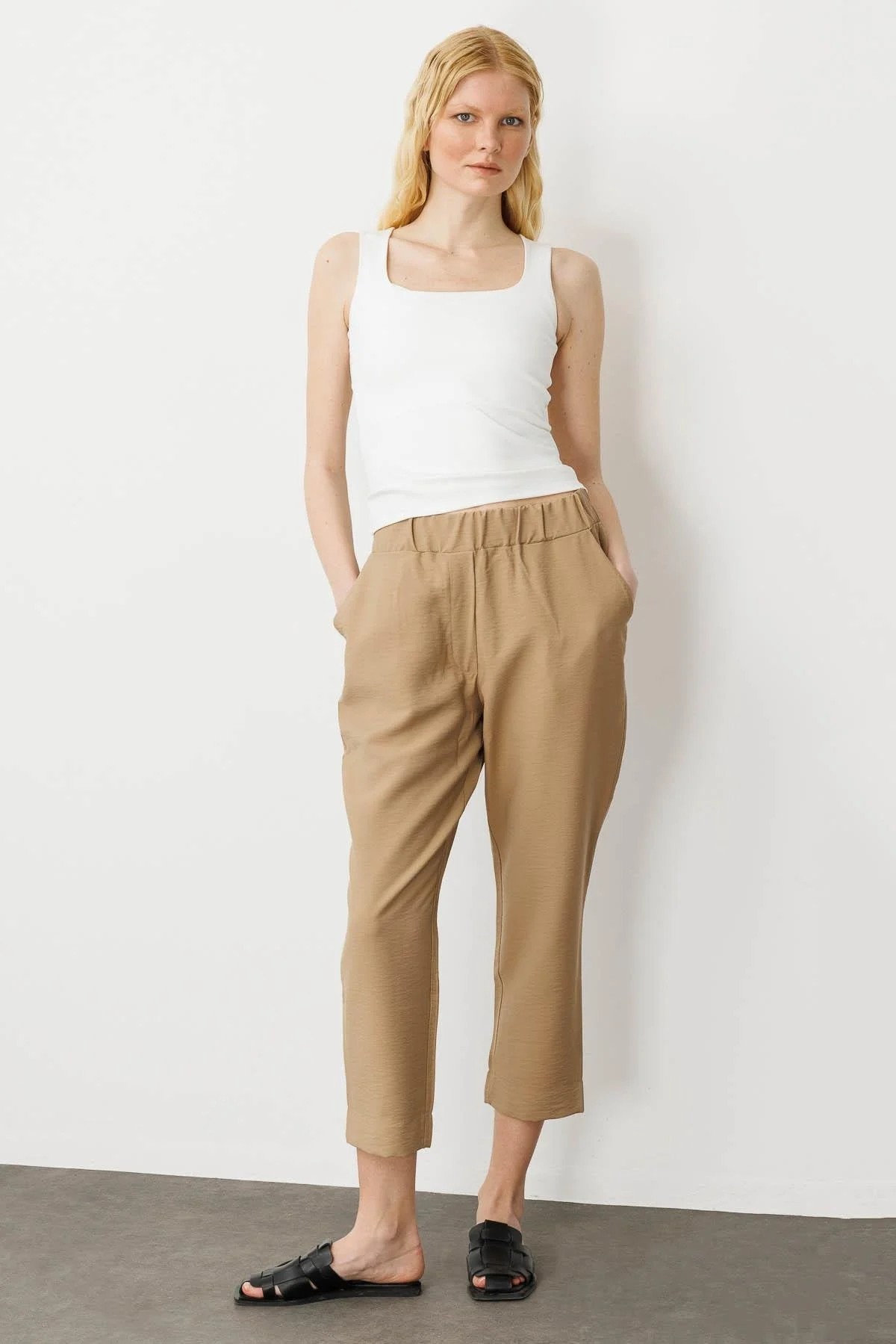 Kadın Beli Lastikli Yan Cepli Havuç Kesim Keten Pantolon KMYPT04 - Camel
