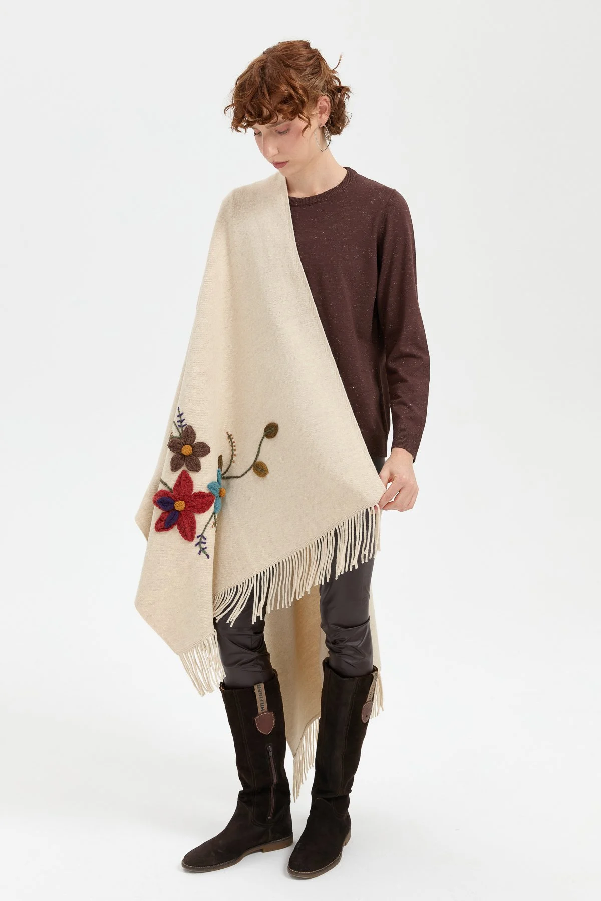 Kadın Örgü Çiçek İşlemeli Püsküllü Şal 24073