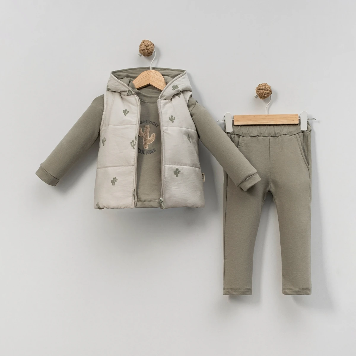 3'lü Erkek Bebek Kaktüs Desen Yelekli Kazaklı Takım (Kahve-Haki)