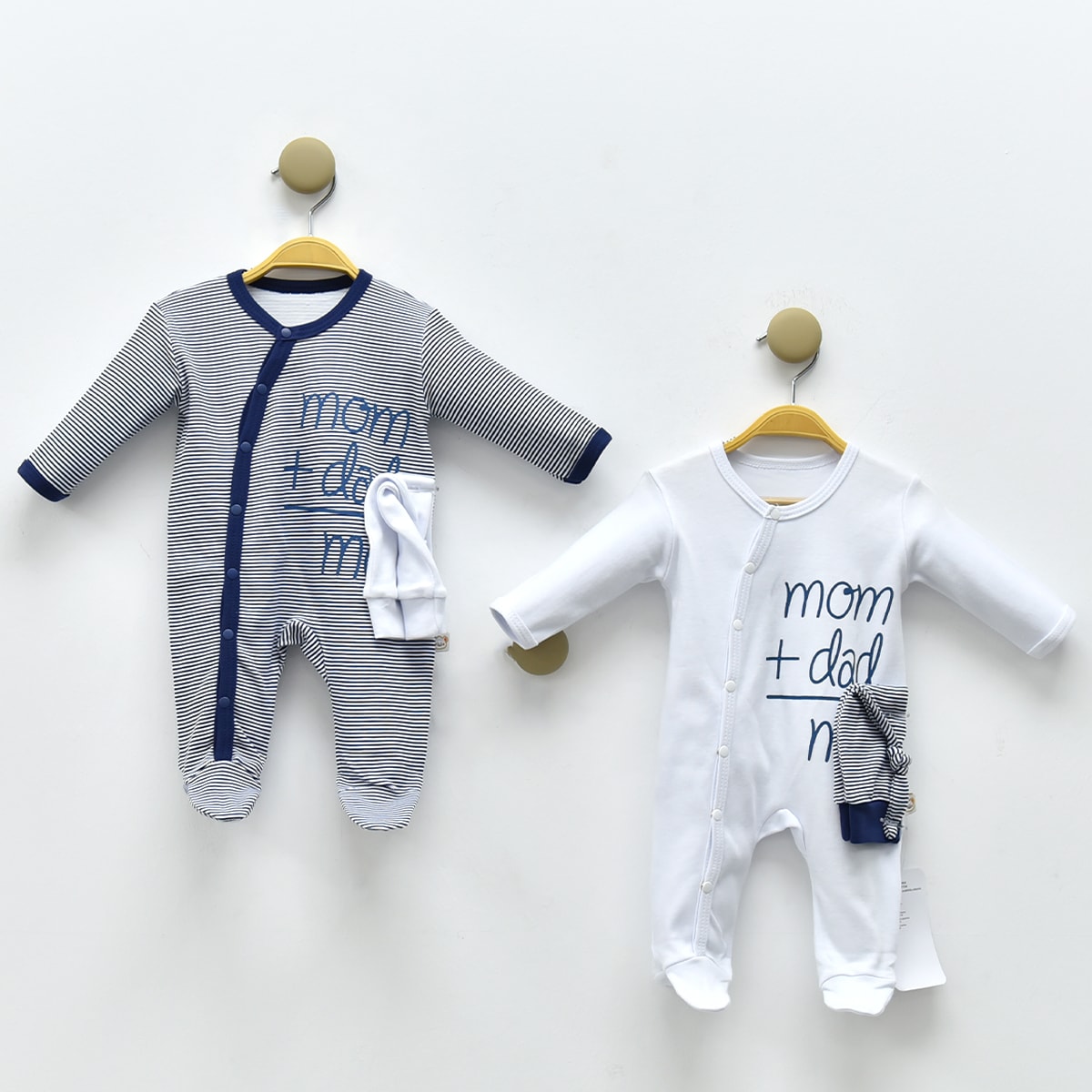 4'lü 3-6 Ay Ay Mom Dad Me Tulum Şapka Set (Lacivert-Kırmızı-Gri)