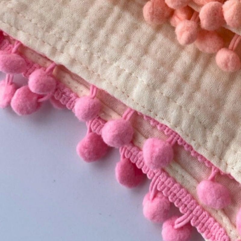 10'lu Jr. Flowers, Pembe Patik, Bambu Çorap, Ponponlu Müslin Bez, Taraklı Hediye Paketi ve Emzik Zinciri