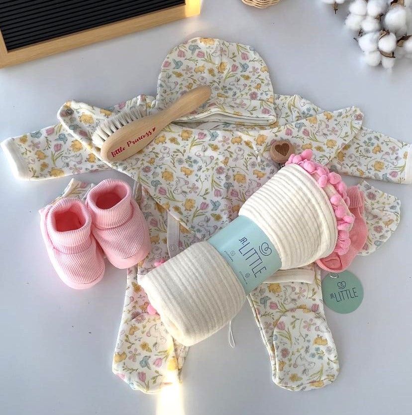 10'lu Jr. Flowers, Pembe Patik, Bambu Çorap, Ponponlu Müslin Bez, Taraklı Hediye Paketi ve Emzik Zinciri