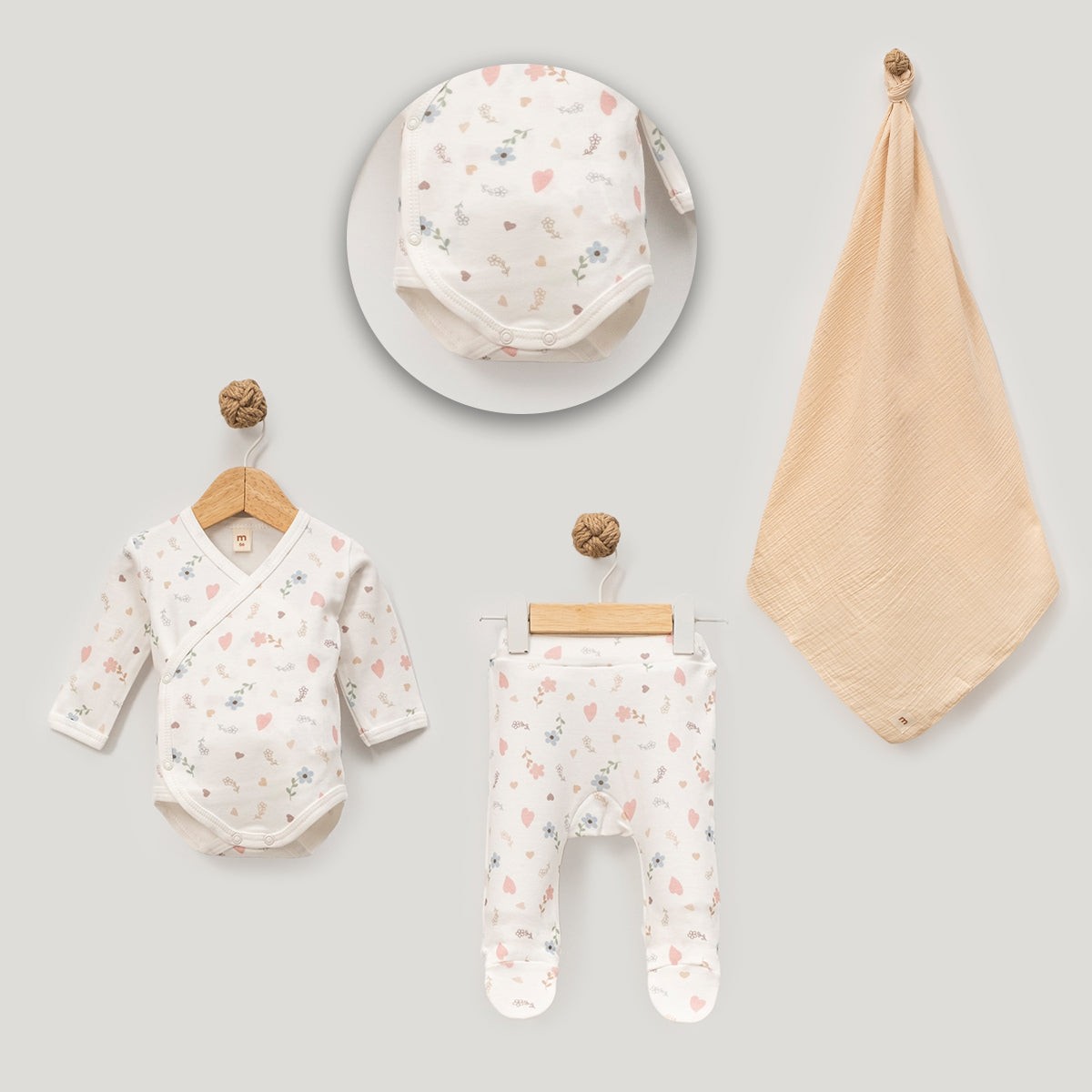 3'lü 3-6 Ay Kız Bebek Çiçek-Kalp Desen Battaniyeli Set (Pudra-Bej) 