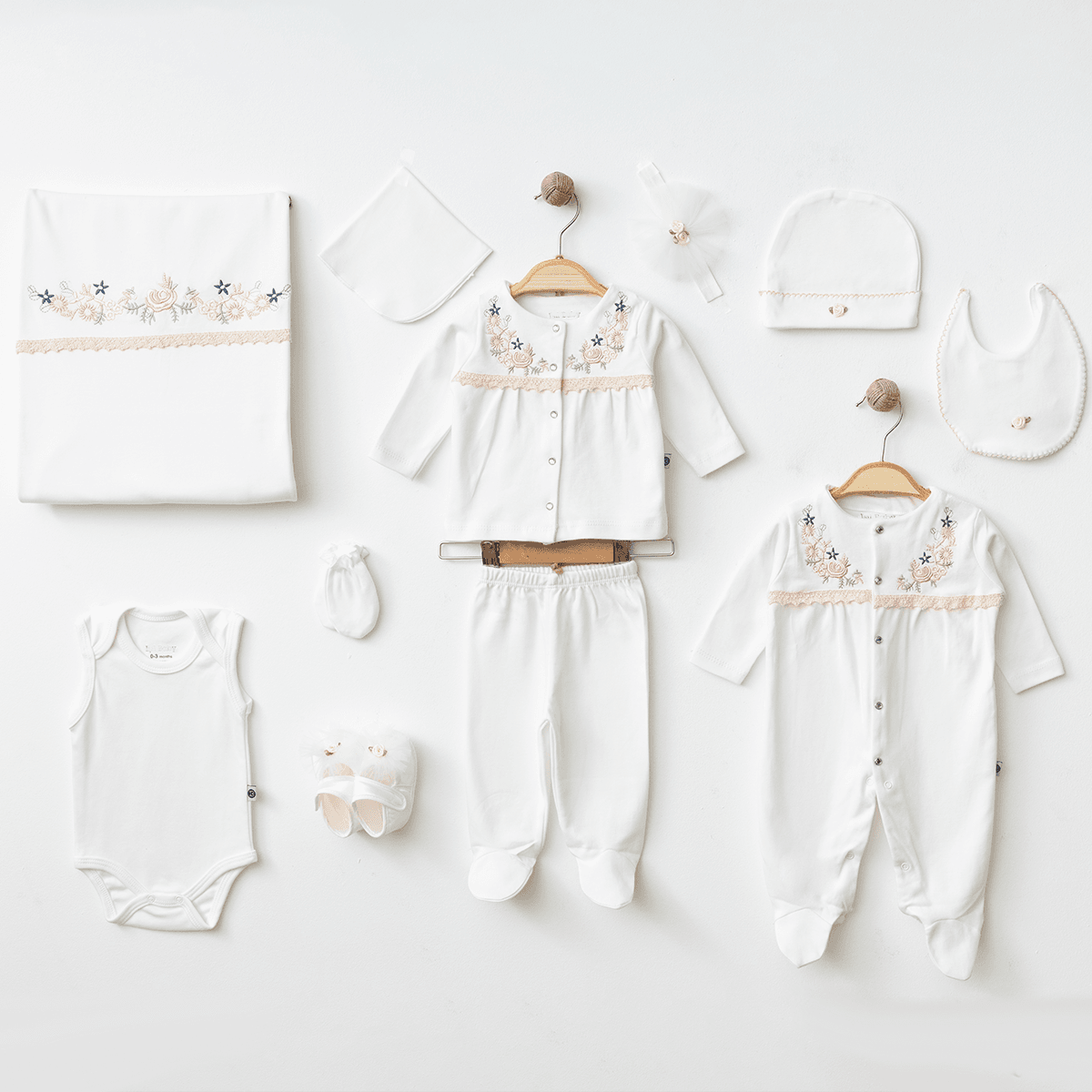 10'lu Kız Bebek Nakışlı Hastane Çıkışı Set (Nergis-Ay)