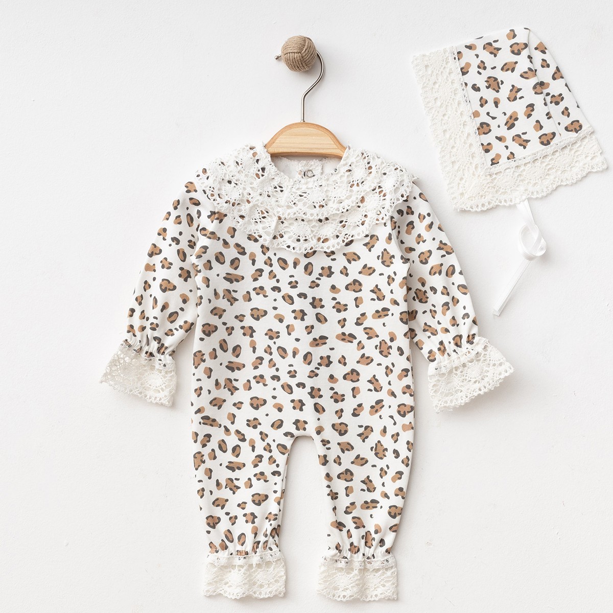 2'li Kız Bebek Leopar Desenli Dantel Detaylı Tulum ve Şapka Set (Krem-Ekru) 