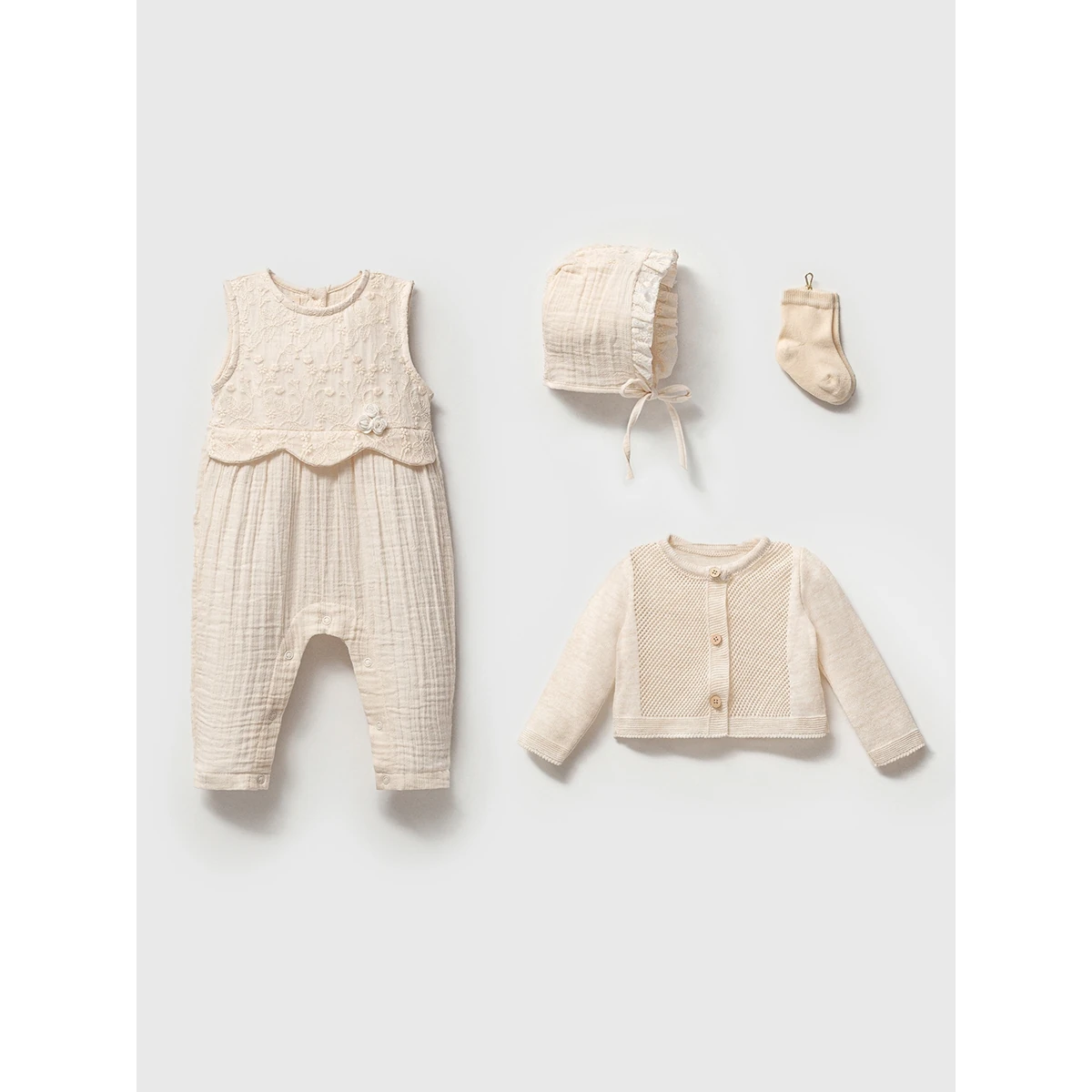4'lü Kız Bebek Müslin Dantelli 3-6 Ay Hırka ve Tulumlu Takım