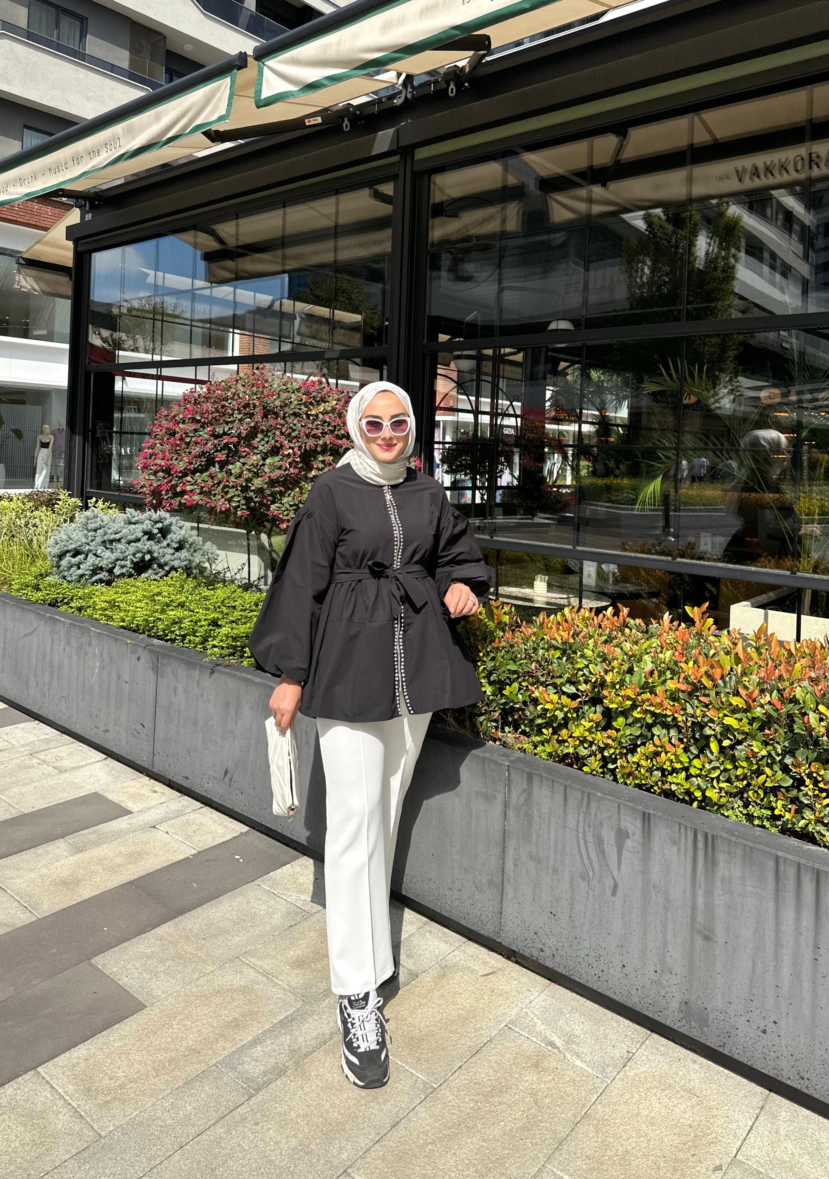 Taş Detaylı Siyah Kap