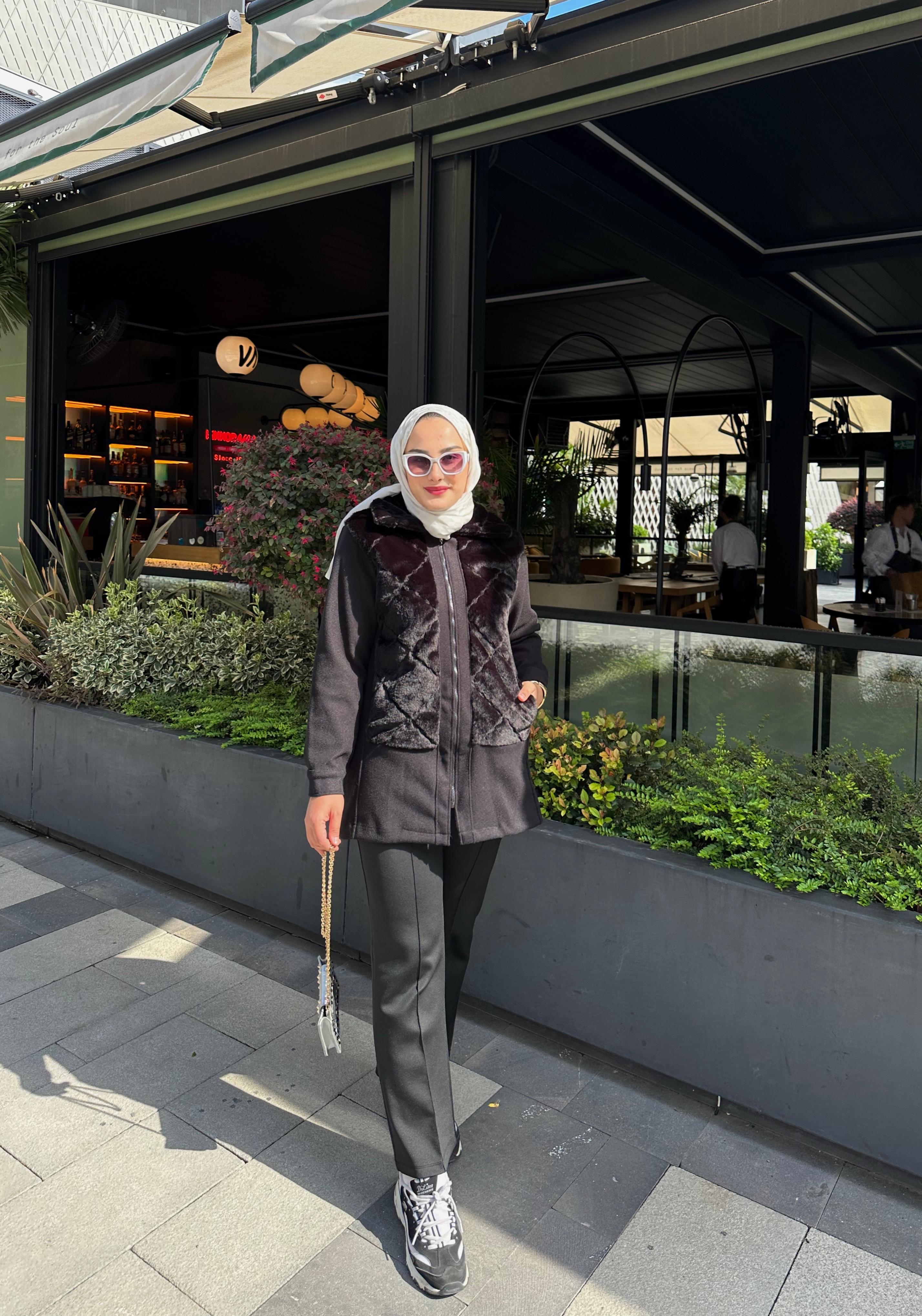 Peluş Detaylı Kaşe Siyah Mont