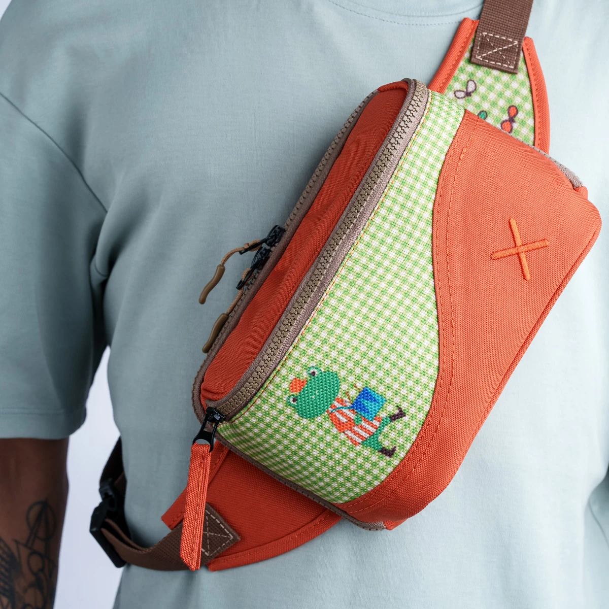 Turuncu Kurbağa Desenli Kanvas Unisex Göğüs ve Bel Çantası