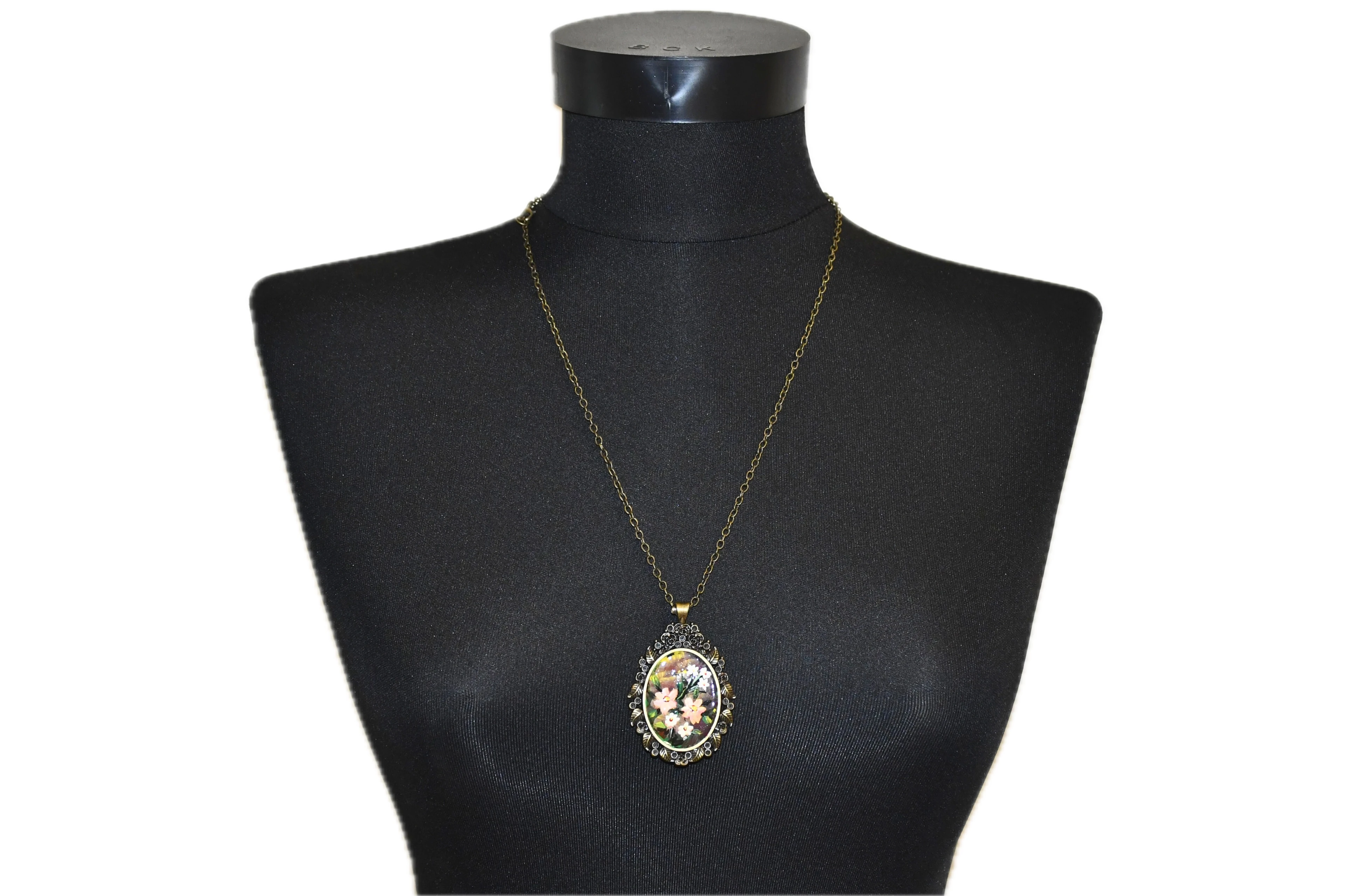 Botanik Çiçek Desenli Kolye 