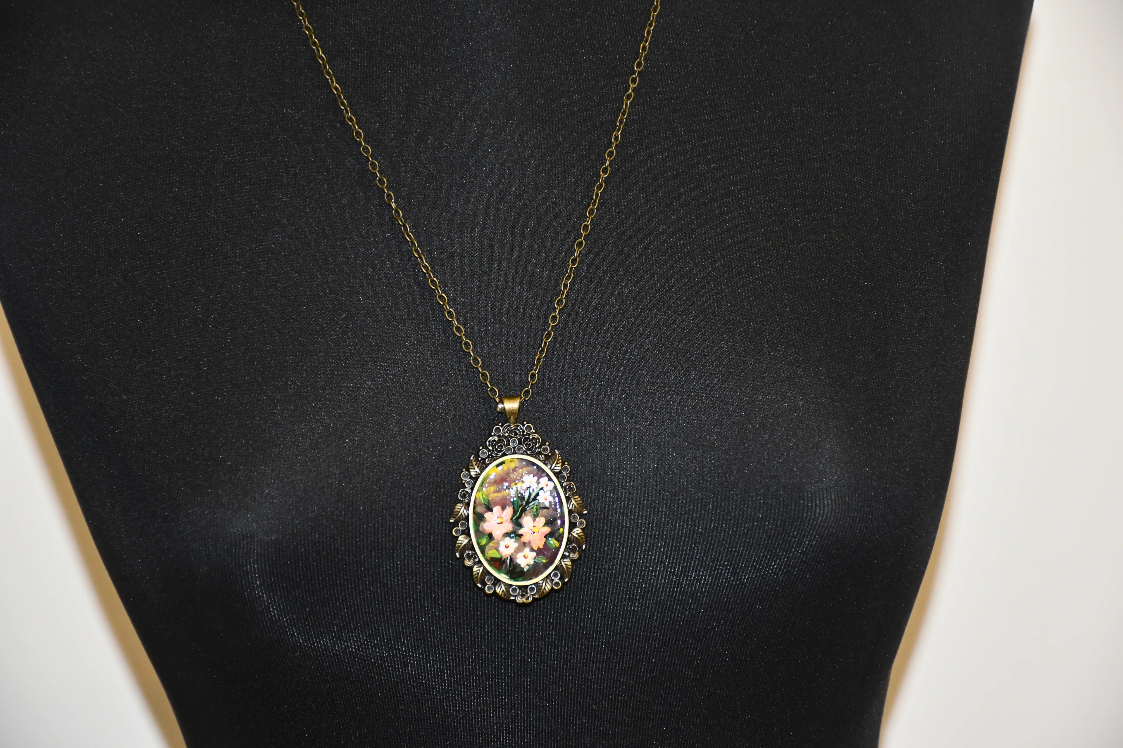 Botanik Çiçek Desenli Kolye 