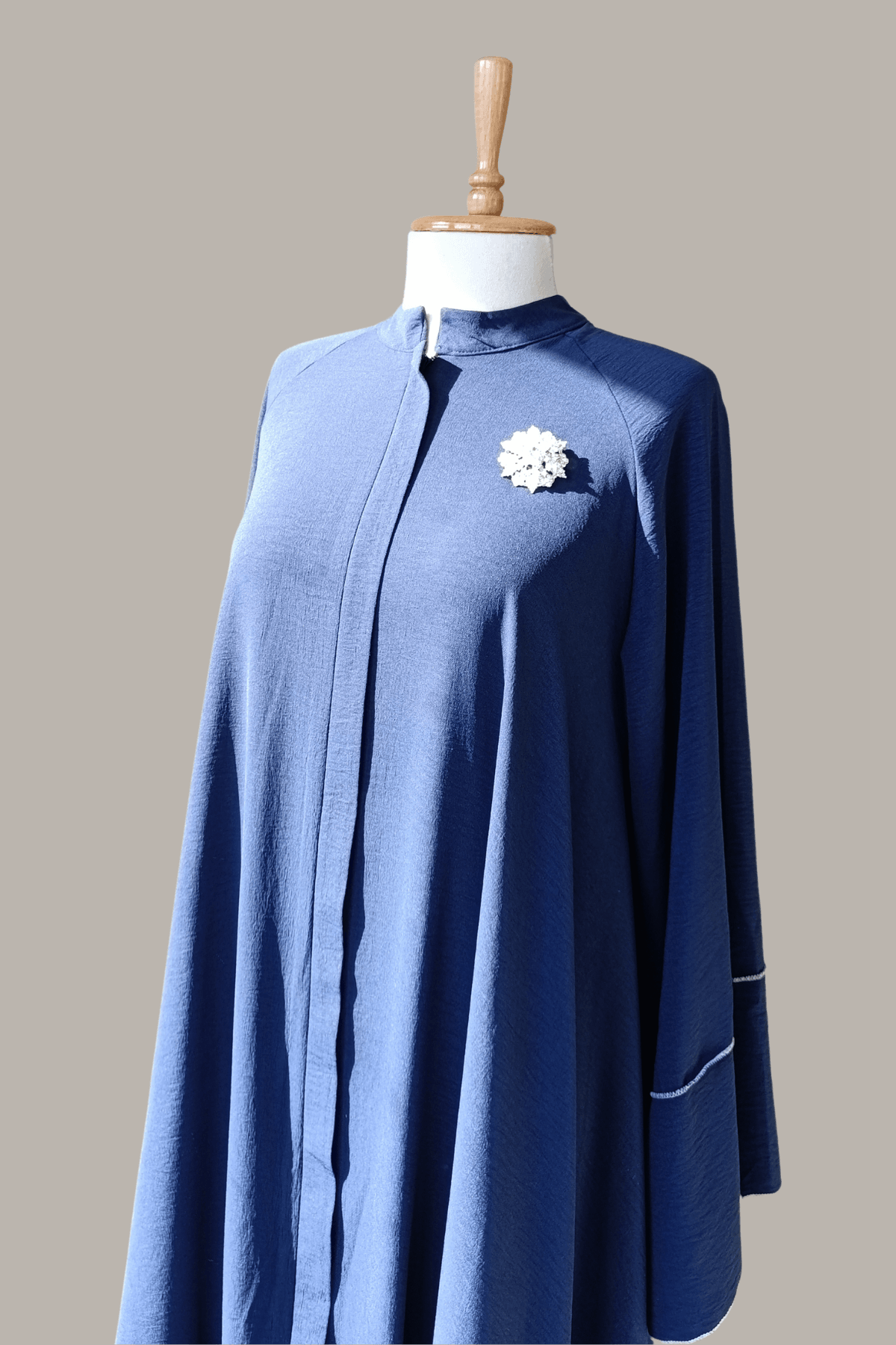 Leichtes Ferace mit fließendem Schnitt, feinen Nähten & Brosche. - blau