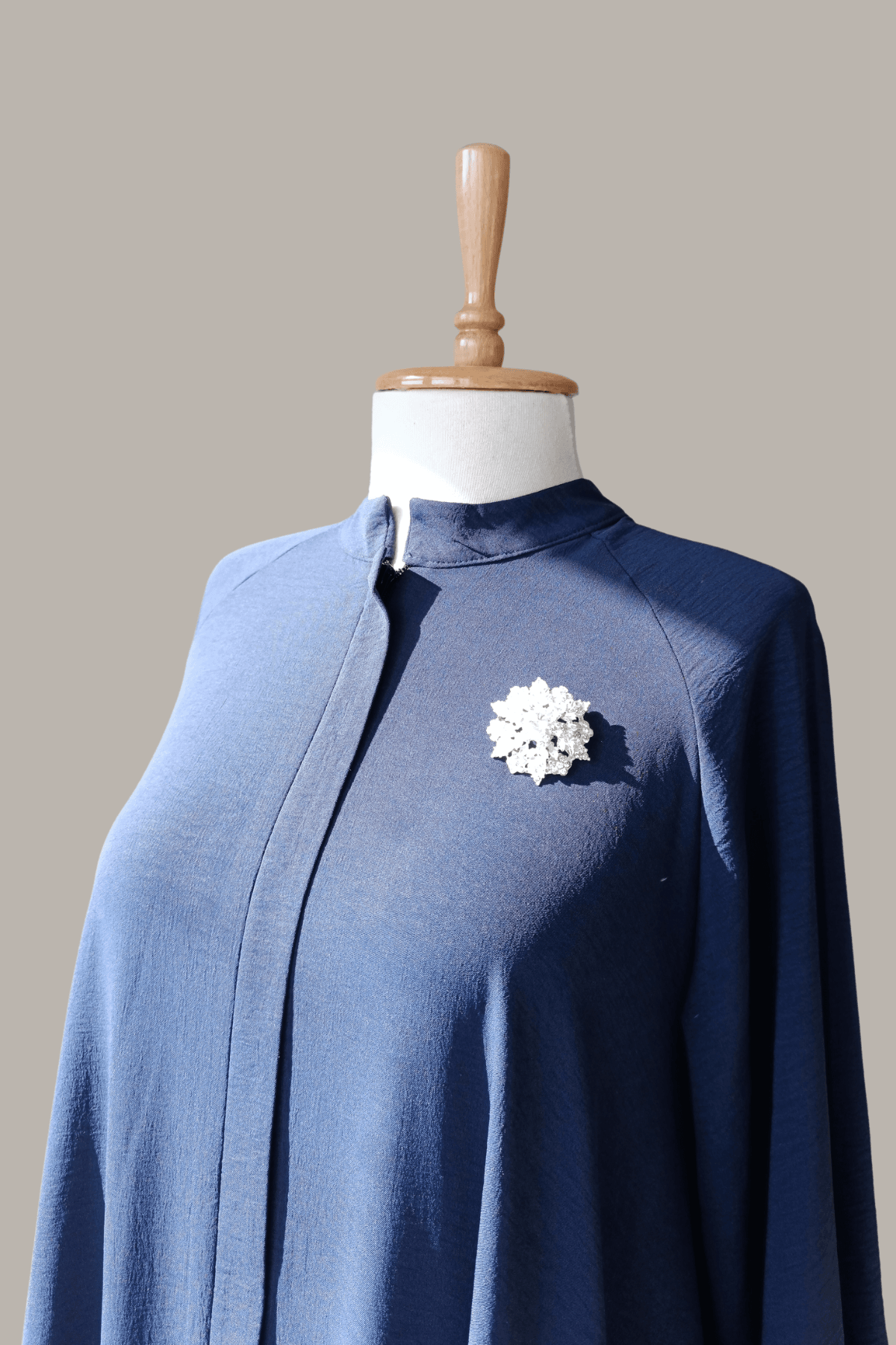 Leichtes Ferace mit fließendem Schnitt, feinen Nähten & Brosche. - blau