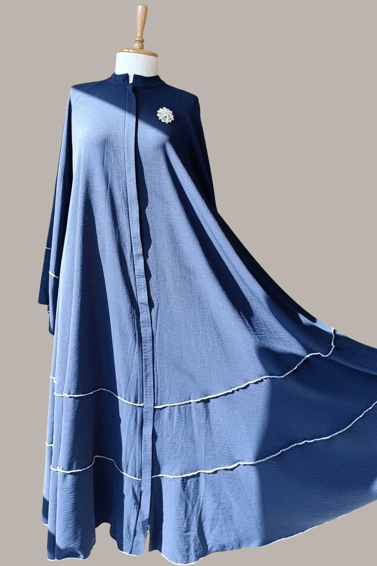 Leichtes Ferace mit fließendem Schnitt, feinen Nähten & Brosche. - blau