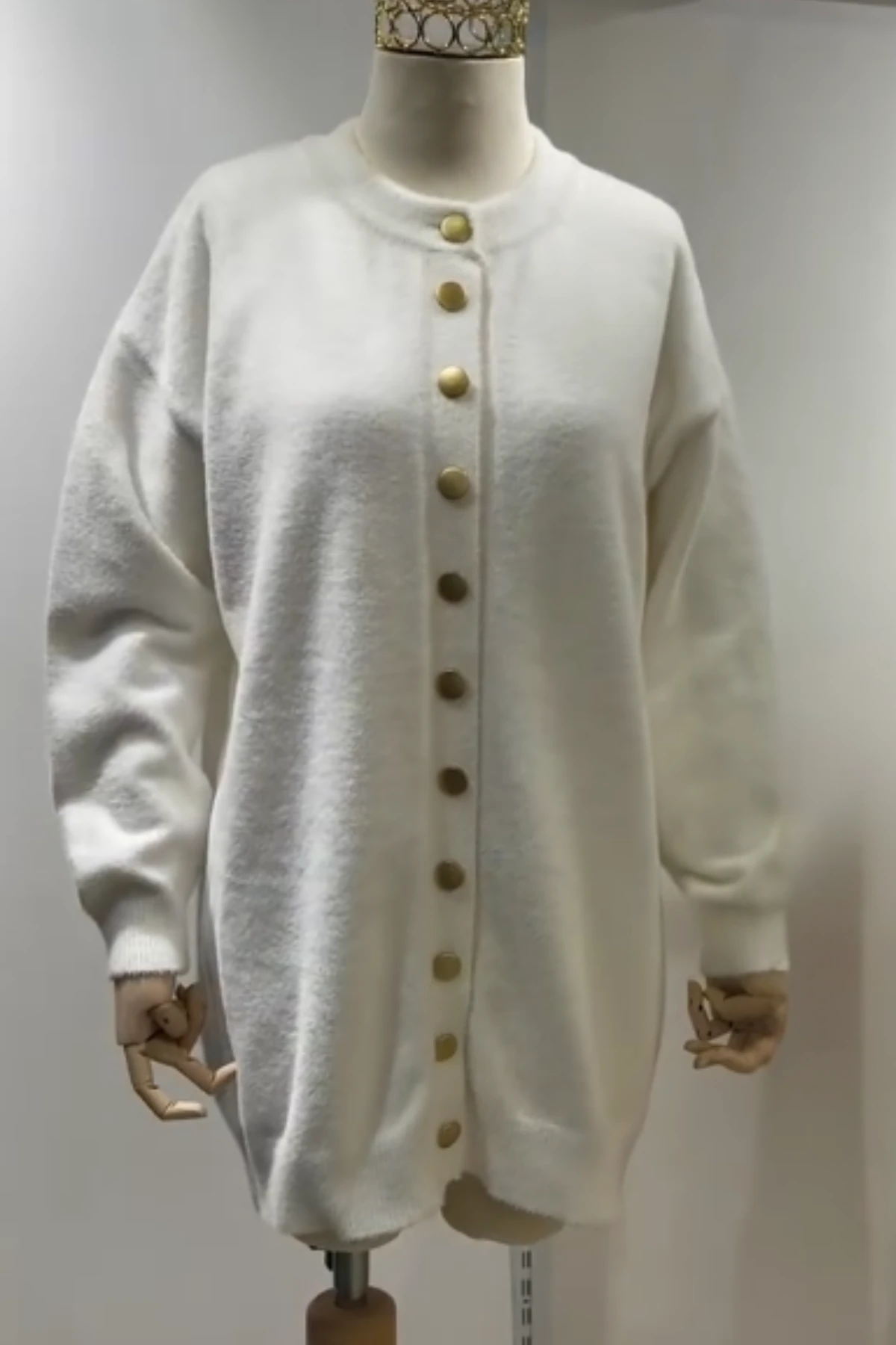 Gold Düğmeli Beyaz Angora Hırka