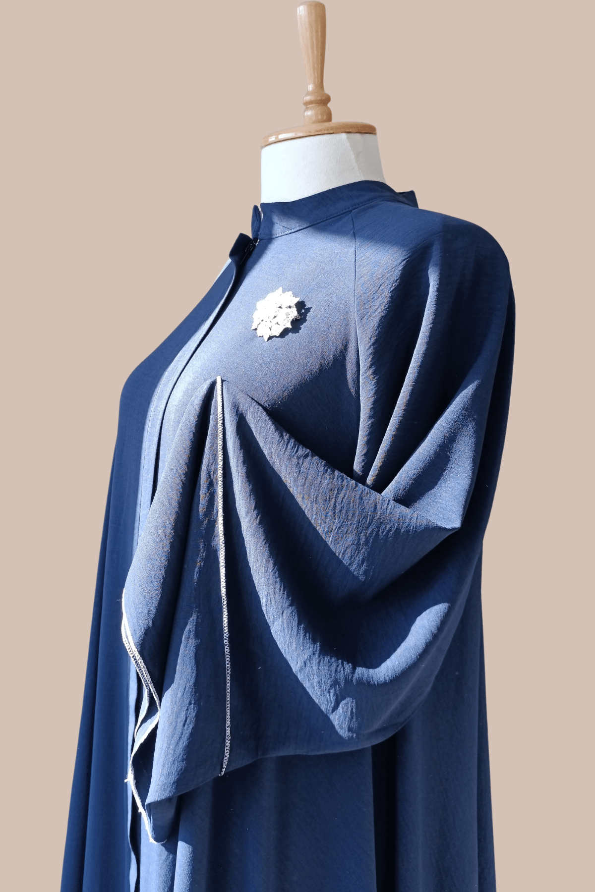 Leichtes Ferace mit fließendem Schnitt, feinen Nähten & Brosche. - blau