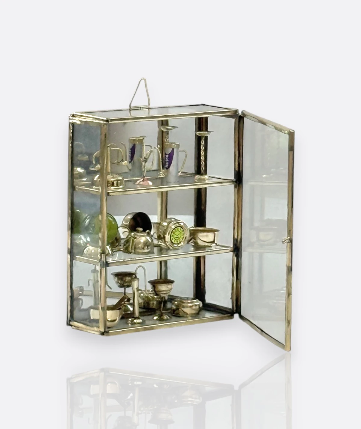 Cam Vitrinde Minyatür Metal Obje Koleksiyonu (1950–1970)