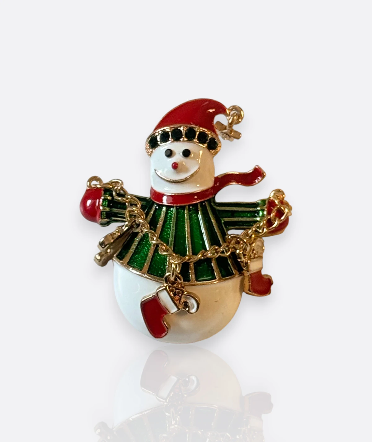 Vintage Noel Kar Adam Broşu – Emaye & Altın Detaylı