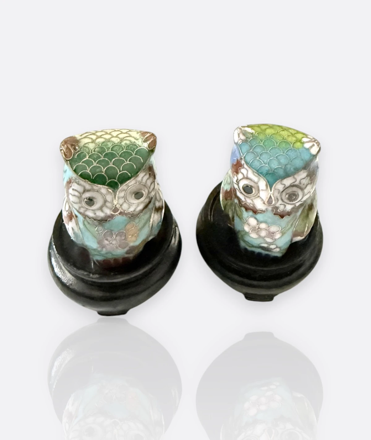 Cloisonné Emaye Baykuş Çifti – El İşçiliği Çin Minyatür Biblo Seti (Ahşap Standlı)