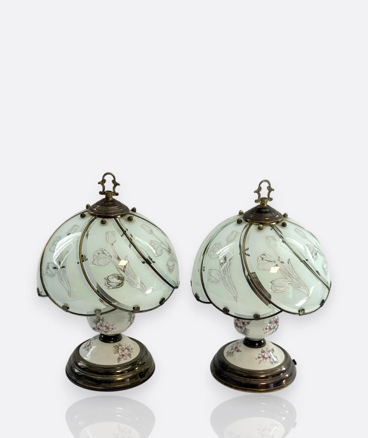  Lale Desenli Cam ve Porselen Abajur Çifti (1950–70’ler)