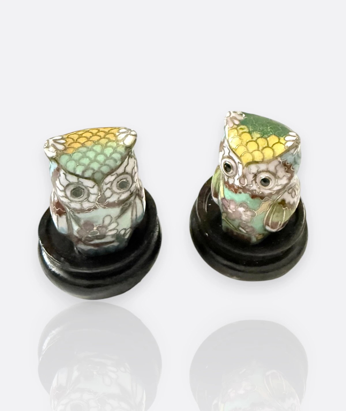 Cloisonné Emaye Baykuş Çifti – Mint Yeşili Mini Seri (Ahşap Kaideli, El İşçiliği)