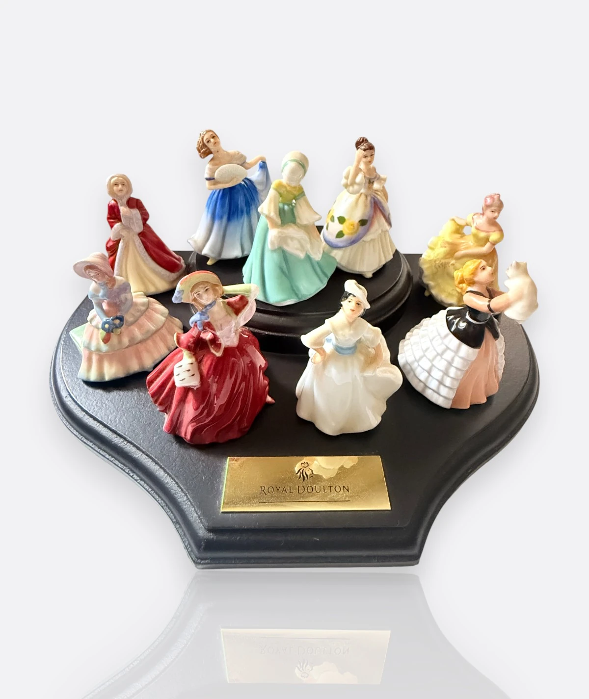 Royal Doulton “Pretty Ladies” Mini Figür Koleksiyonu (8’li Set + Orijinal Stand)