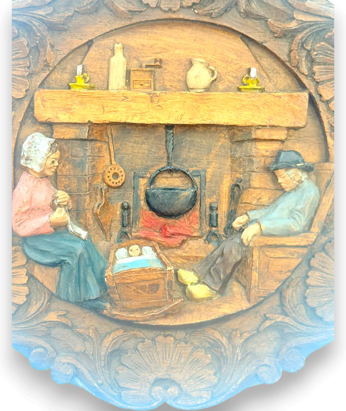 El Oyma Ahşap Duvar Tabağı – Alp Köyü Ailesi (1950’ler)