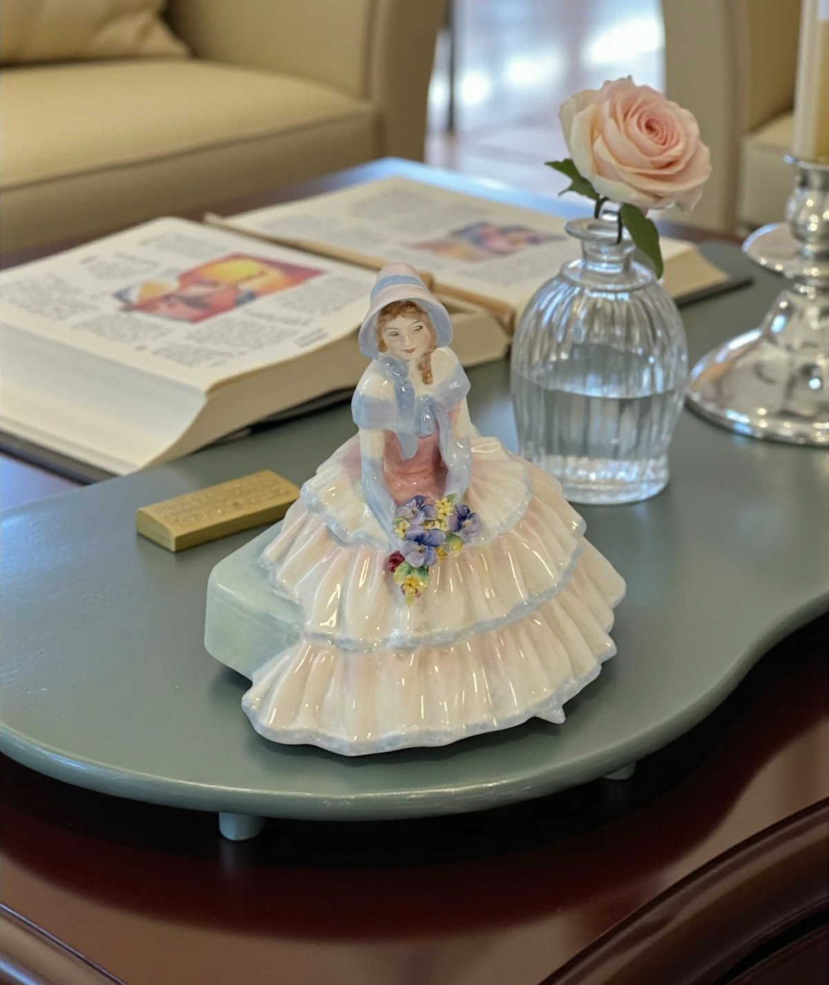 Royal Doulton – Porselen Figür  “Daydreams” (HN 1731, 1935)