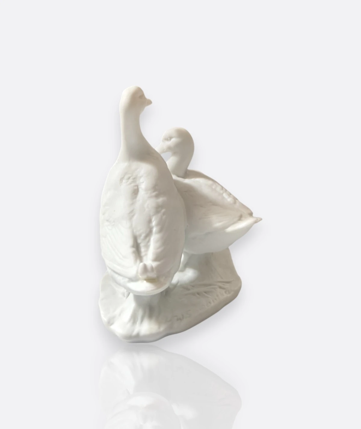 Kaiser Porzellan Almanya – “Two Ducks” Bisque Porselen Figür (Model 483)