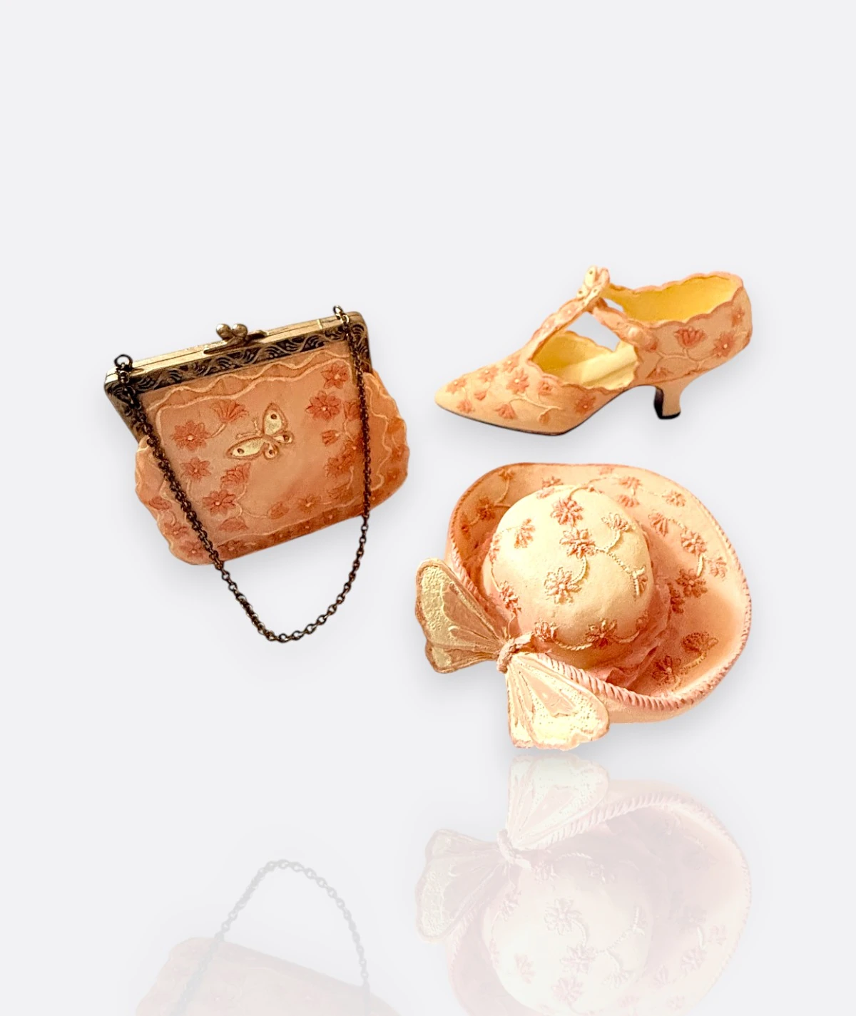 AVON Miniature Fashion Trio – Şapka, Ayakkabı ve Çanta Seti (Peach Butterfly Edition)