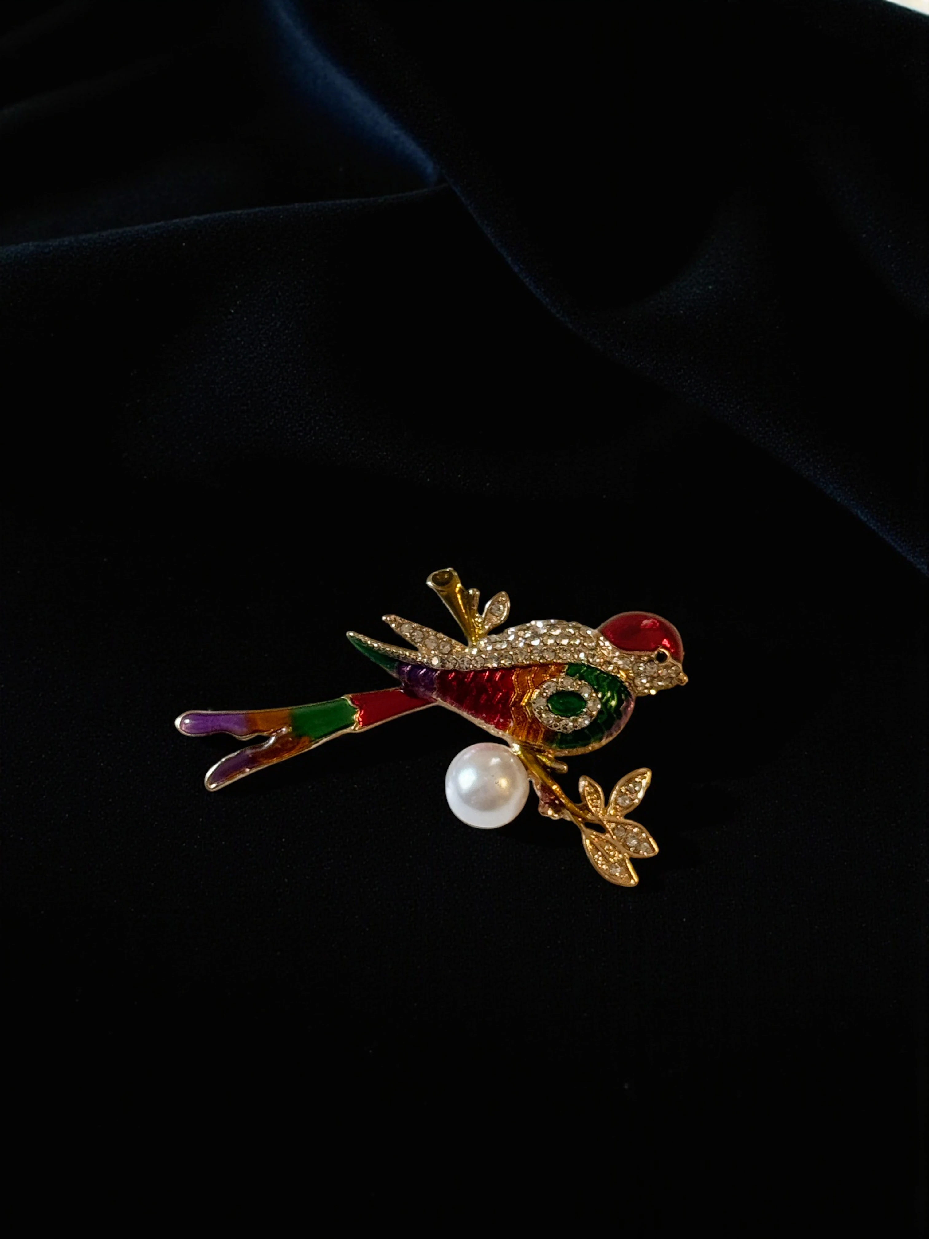 Renkli Kuş Broş – İnci & Taş Detaylı Vintage Takı
