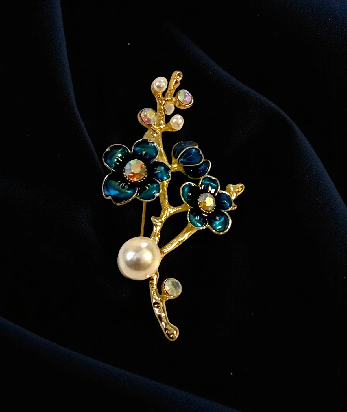 Mavi Çiçek ve İnci Detaylı Zarif Gold Broş