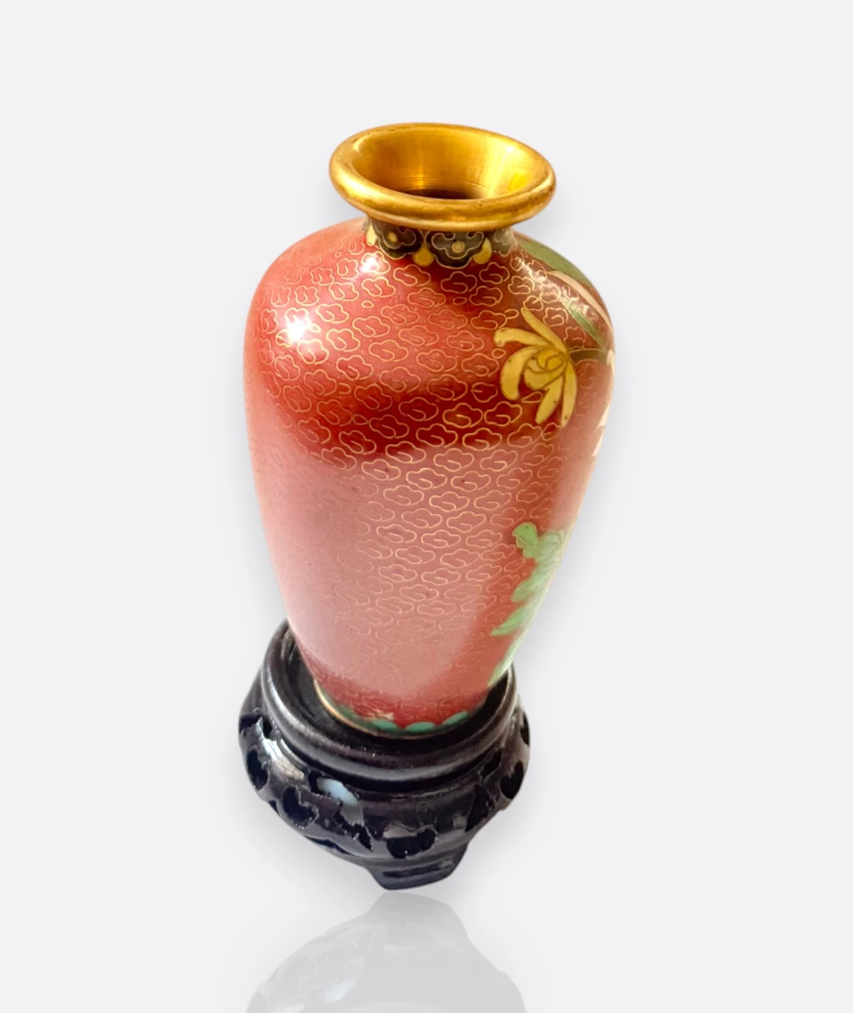 Japon Cloisonné Minyatür Vazo – Kırmızı Zemin Üzerinde Beyaz Çiçek Desenli, El İşçiliği