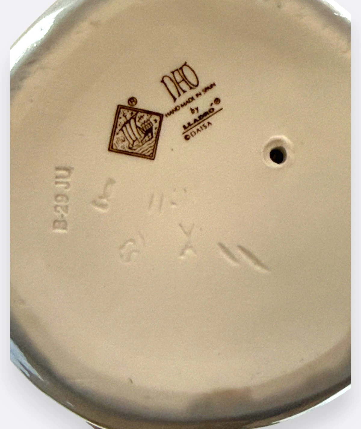 NAO by Lladró – Porselen Figür “Girl with Flowers” (Spain, 1980s)