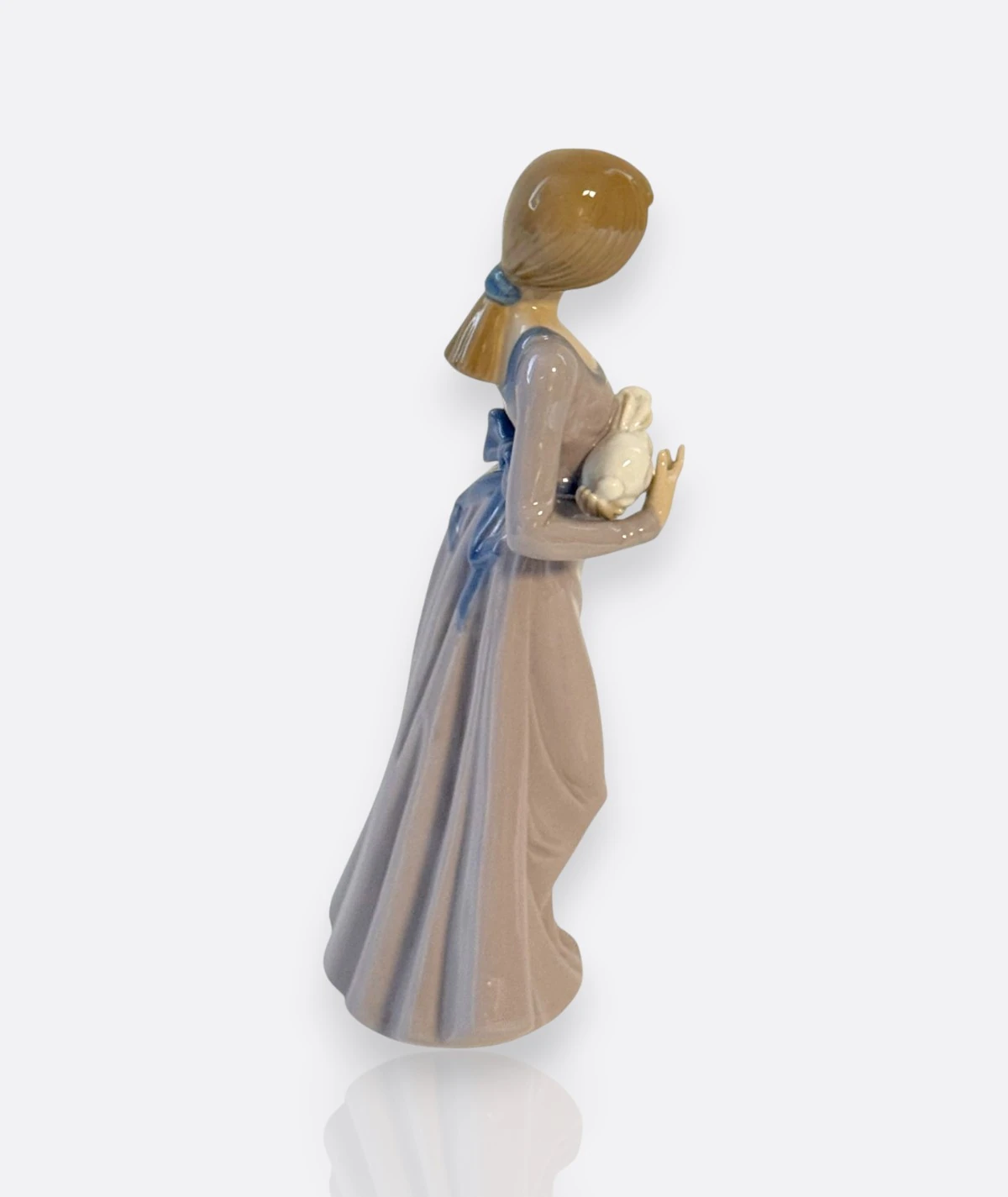 Nao by Lladró –  Porselen Figür “Girl with Rabbits”