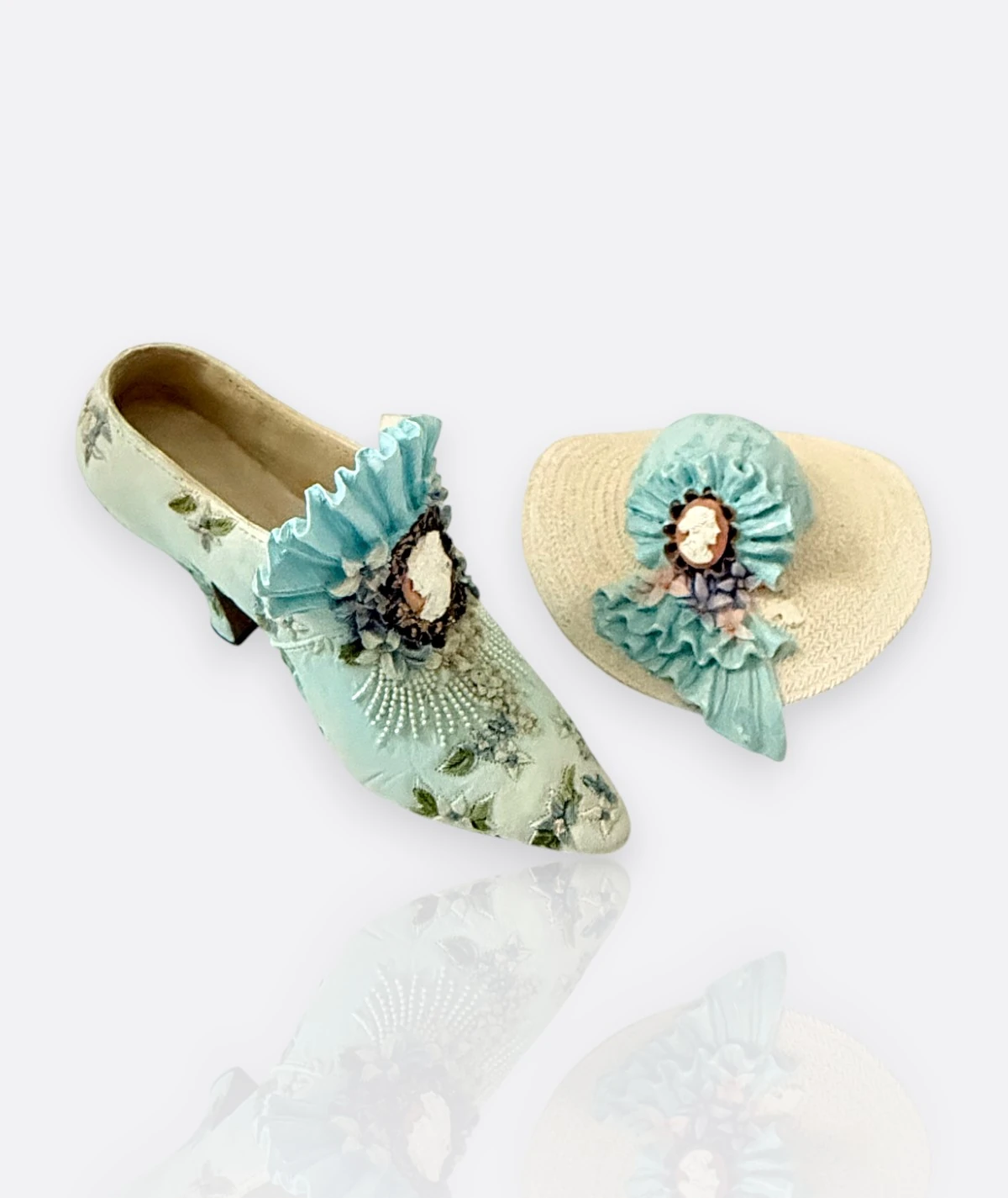 AVON Minyatür Şapka ve Ayakkabı Seti – Mavi Cameo Koleksiyonu (Victorian Style)