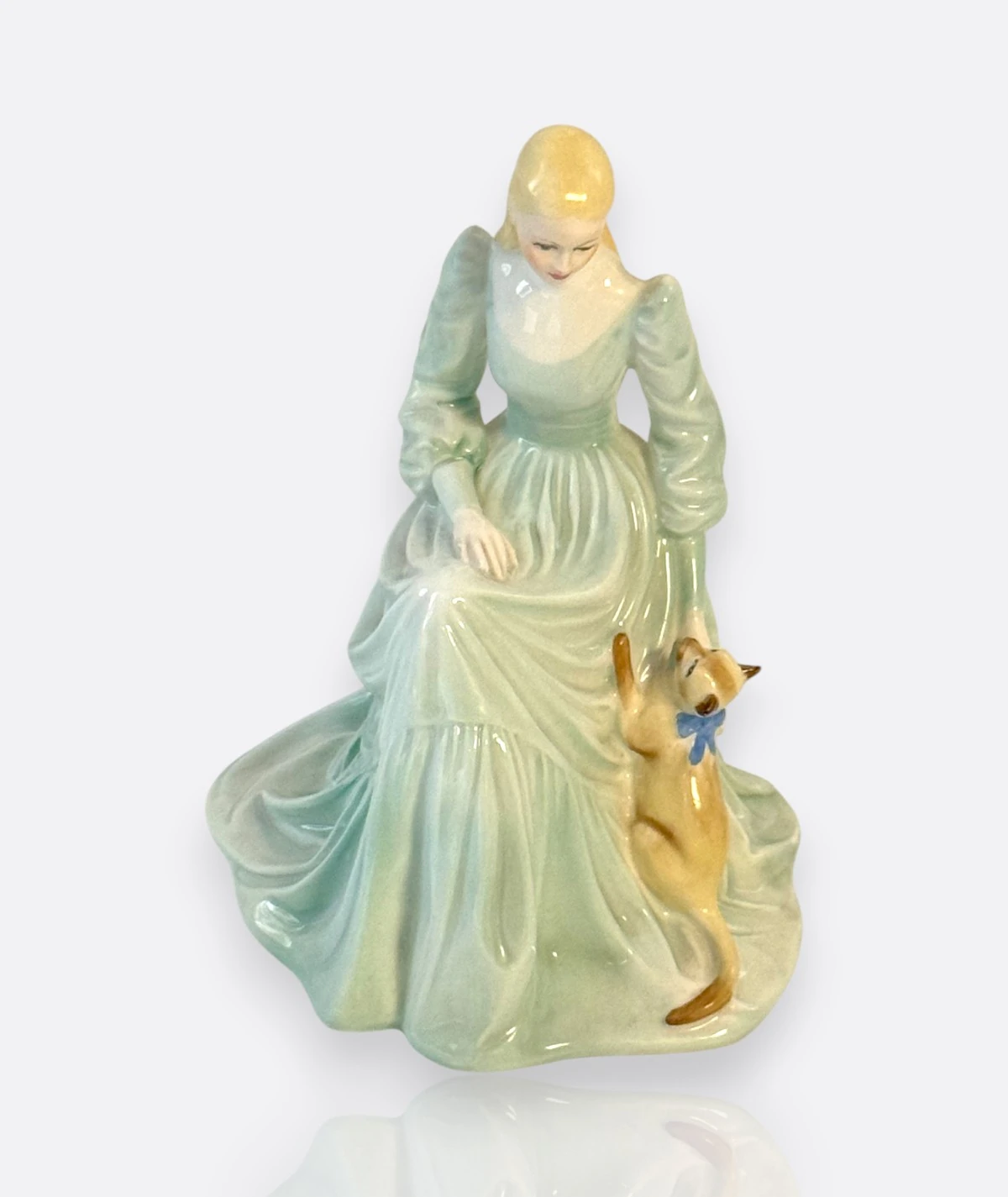 Coalport – “Girl with Cat” Porselen Figür  (Bone China, England)